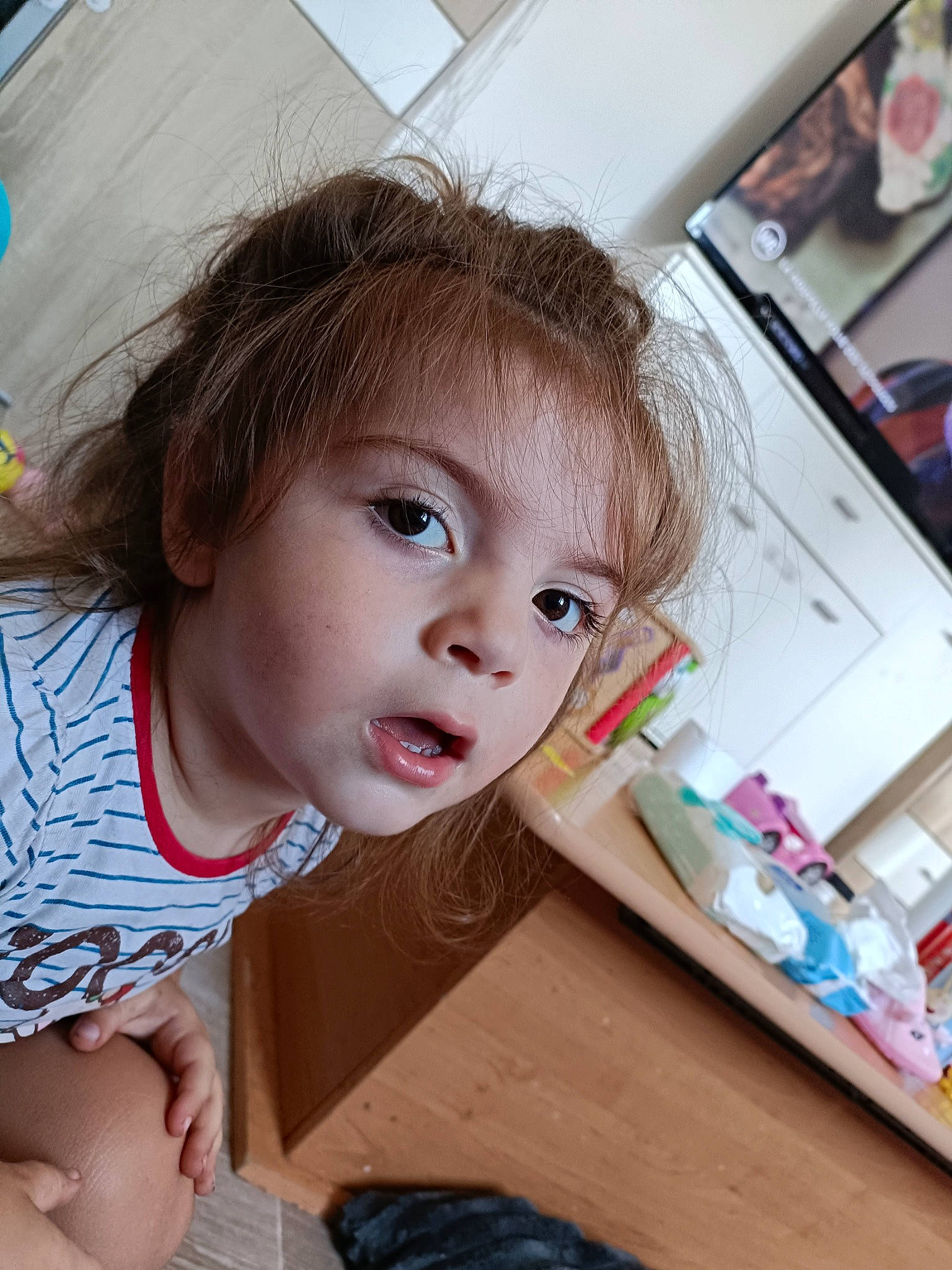 Lyne participe au concours pour gagner de l'argent avec cette photo : bangs, blond, brown_hair, cheek, child, chin, ear, eyebrow, eyelash, fun, happy, iris, lip, long_hair, mouth, neck, nose, person, skin, toddler