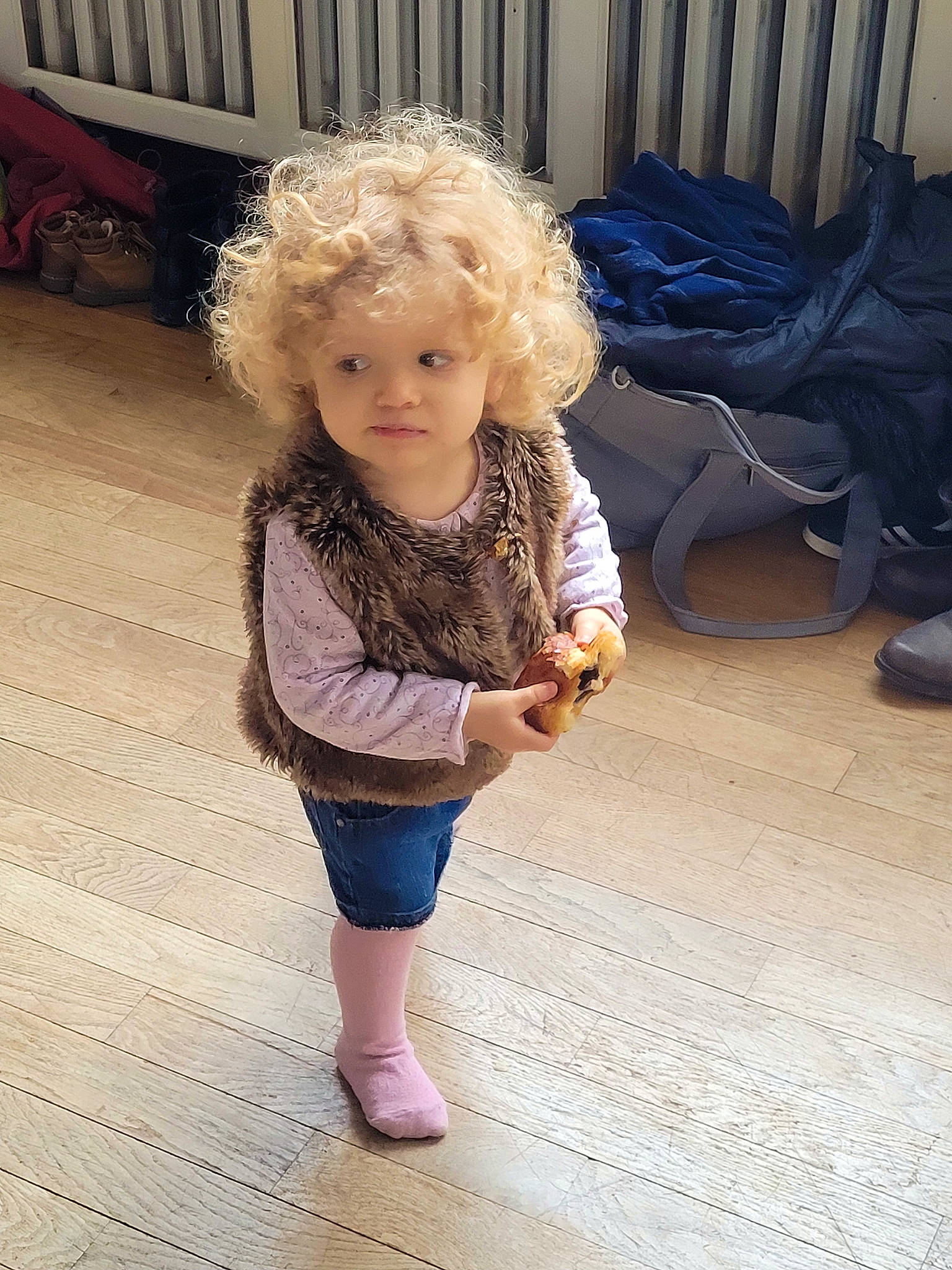 Mila participe au concours pour gagner de l'argent avec cette photo : baby_toddler_clothing, barefoot, chair, cheek, child, floor, flooring, foot, fun, hair, hairstyle, happy, human_leg, joint, person, sitting, skin, sleeve, standing, toddler