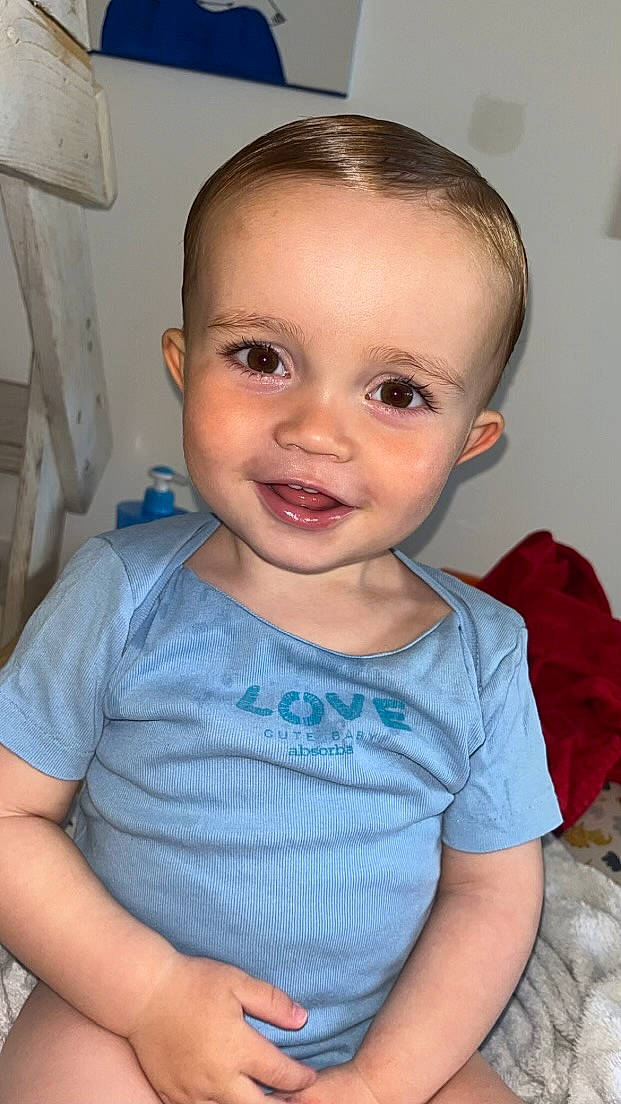 éden a rejoint le concours — aidez-le/la à gagner de superbes lots ! arm, baby_toddler_clothing, cheek, chin, eye, eyebrow, eyelash, forehead, happy, head, human_body, iris, joy, lip, mouth, neck, nose, person, shoulder, skin