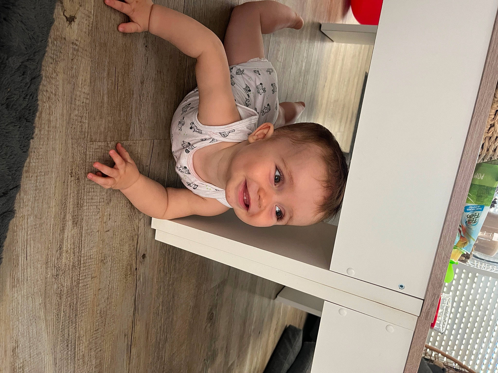 éden participe au concours pour gagner de l'argent avec cette photo : baby, baby_toddler_clothing, child, dress, elbow, finger, flash_photography, fun, happy, hardwood, human_leg, joy, nose, pattern, person, skin, smile, thigh, toddler, tree