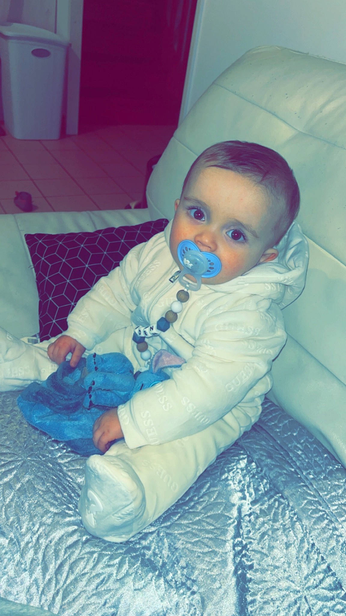 éden a rejoint le concours — aidez-le/la à gagner de superbes lots ! baby, baby_toddler_clothing, cheek, child, comfort, cool, eye, facial_expression, finger, fun, hat, head, human_body, iris, mouth, nose, person, sitting, skin, sleeve