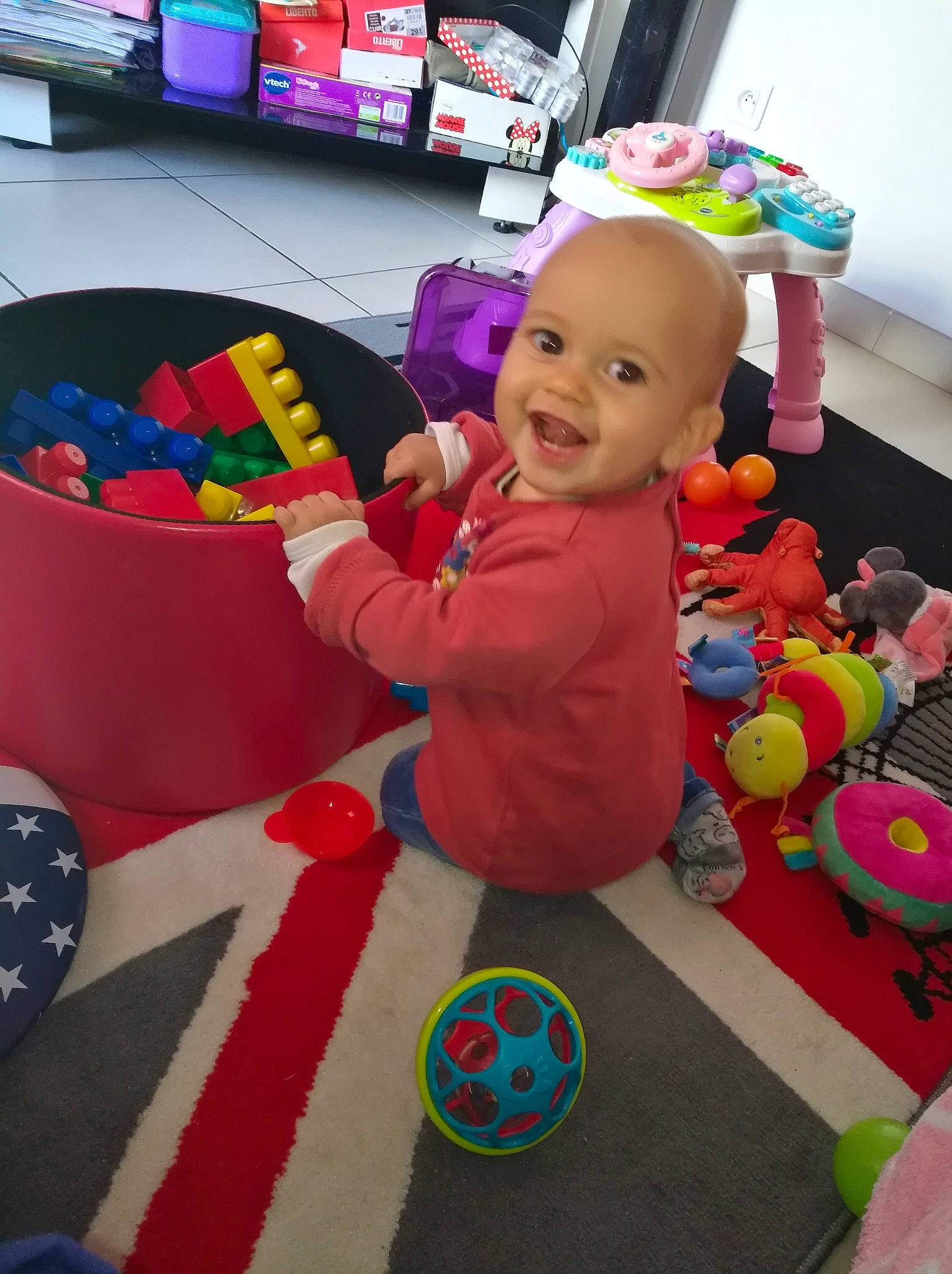 Lea a rejoint le concours — aidez-le/la à gagner de superbes lots ! birthday, child, day, fun, infant, person, play, product, toddler, toy