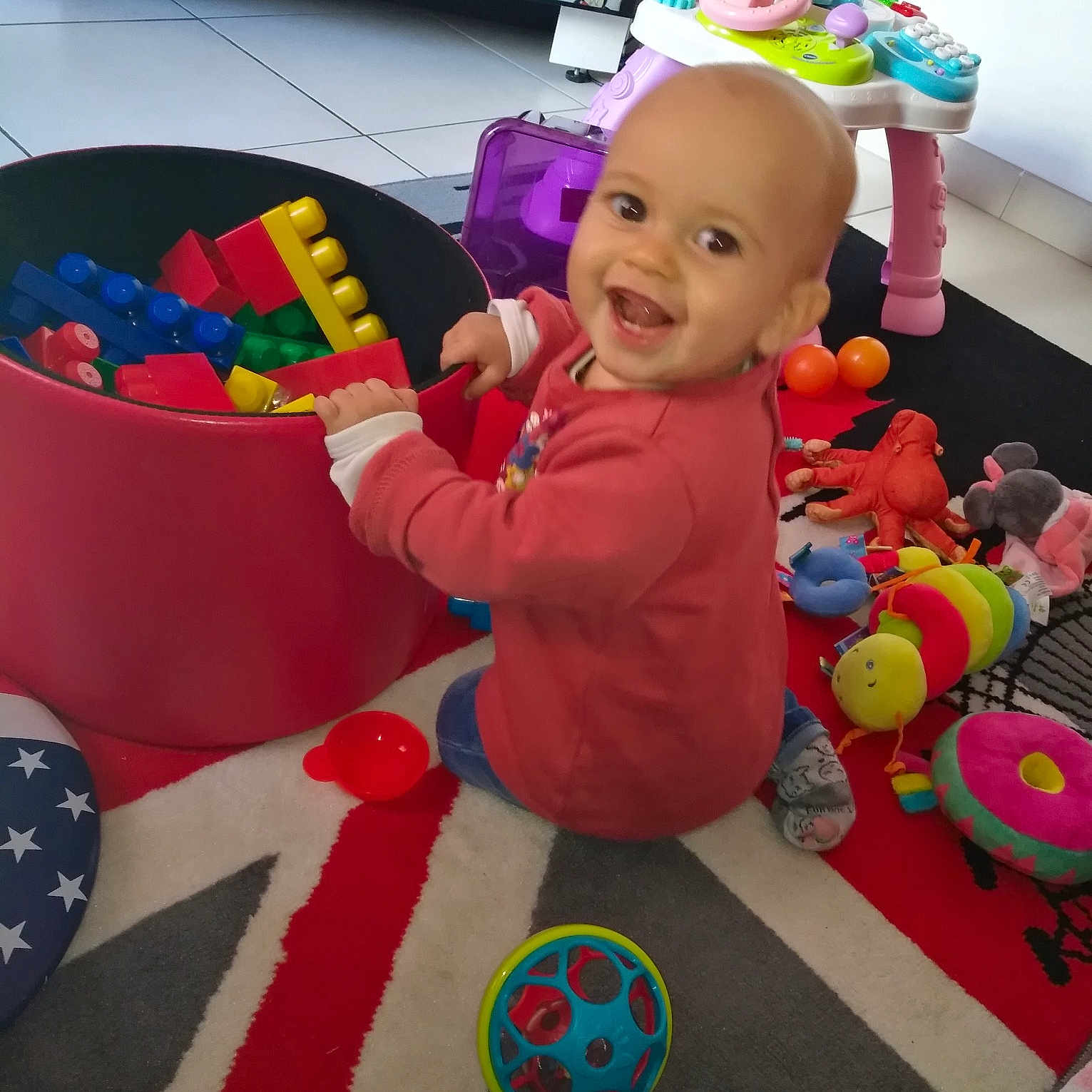 Lea a rejoint le concours — aidez-le/la à gagner de superbes lots ! birthday, child, day, fun, infant, person, play, product, toddler, toy