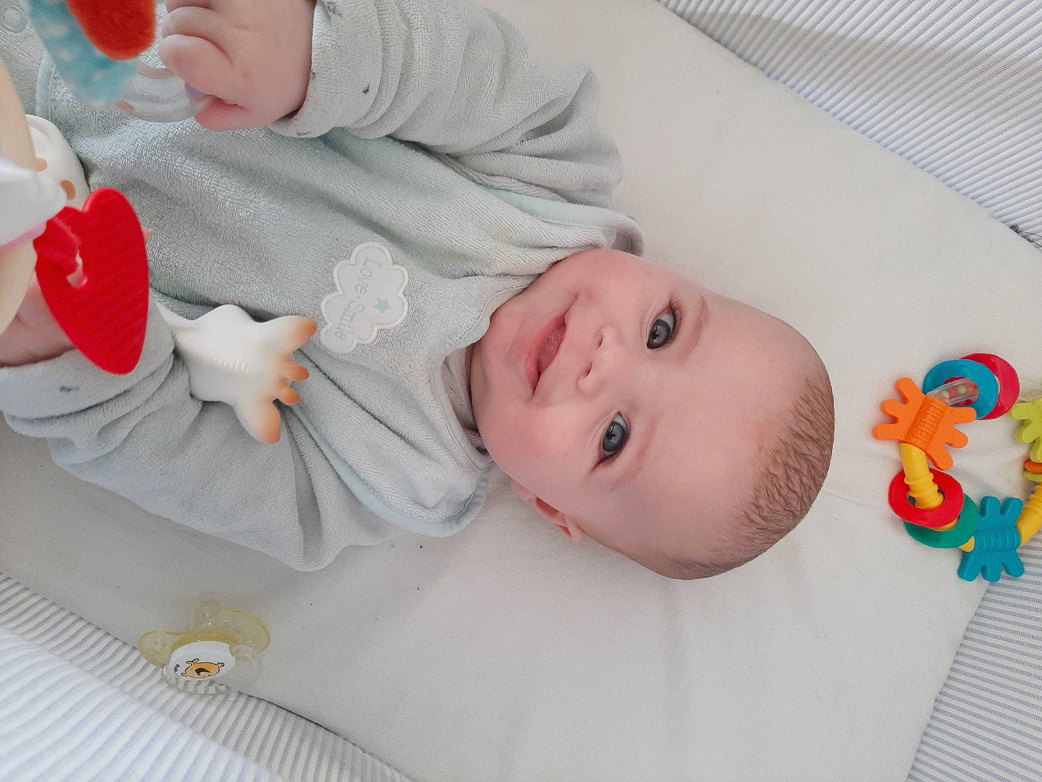 Jules participe au concours pour gagner de l'argent avec cette photo : baby, baby_products, baby_safety, baby_toddler_clothing, child, comfort, joy, linens, person, pink, product, room, skin, toddler