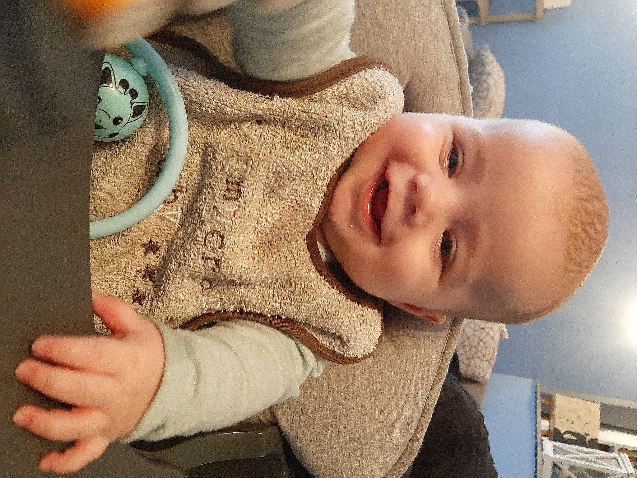 Jules a rejoint le concours — aidez-le/la à gagner de superbes lots ! baby, baby_toddler_clothing, cheek, child, comfort, finger, gesture, hand, happy, head, headgear, joy, lip, mouth, neck, nose, person, skin, sleeve, smile