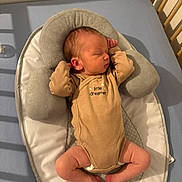Jules participe au concours pour gagner de l'argent avec cette photo : newborn, baby, sleeping, onesie, cushion, crib, infant, soft_lighting, peaceful, indoors, baby_lounger, clothing, resting, cute, small, child, pale_skin, head_support, baby_bed, relaxing