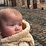 Jules participe au concours pour gagner de l'argent avec cette photo : baby, blanket, building, child, cobblestone, curious, face, fur, hand, head, outdoor, person, portrait, red_shutters, skin, soft_texture, street, warm_clothing, window, winter