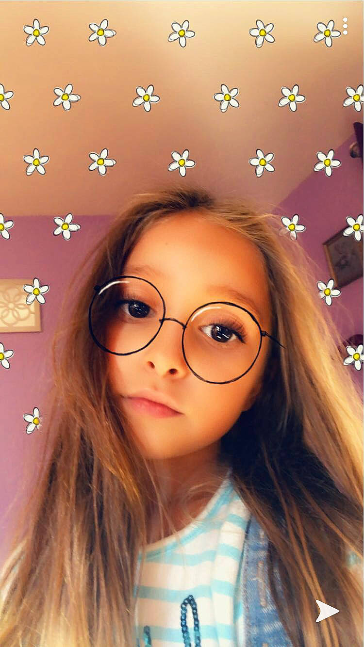 London is registered to the contest to win money with this photo: beauty, brown_hair, cheek, cool, eyebrow, eyewear, face, forehead, fun, glasses, hair, hairstyle, head, lip, long_hair, nose, person, selfie, skin, smile