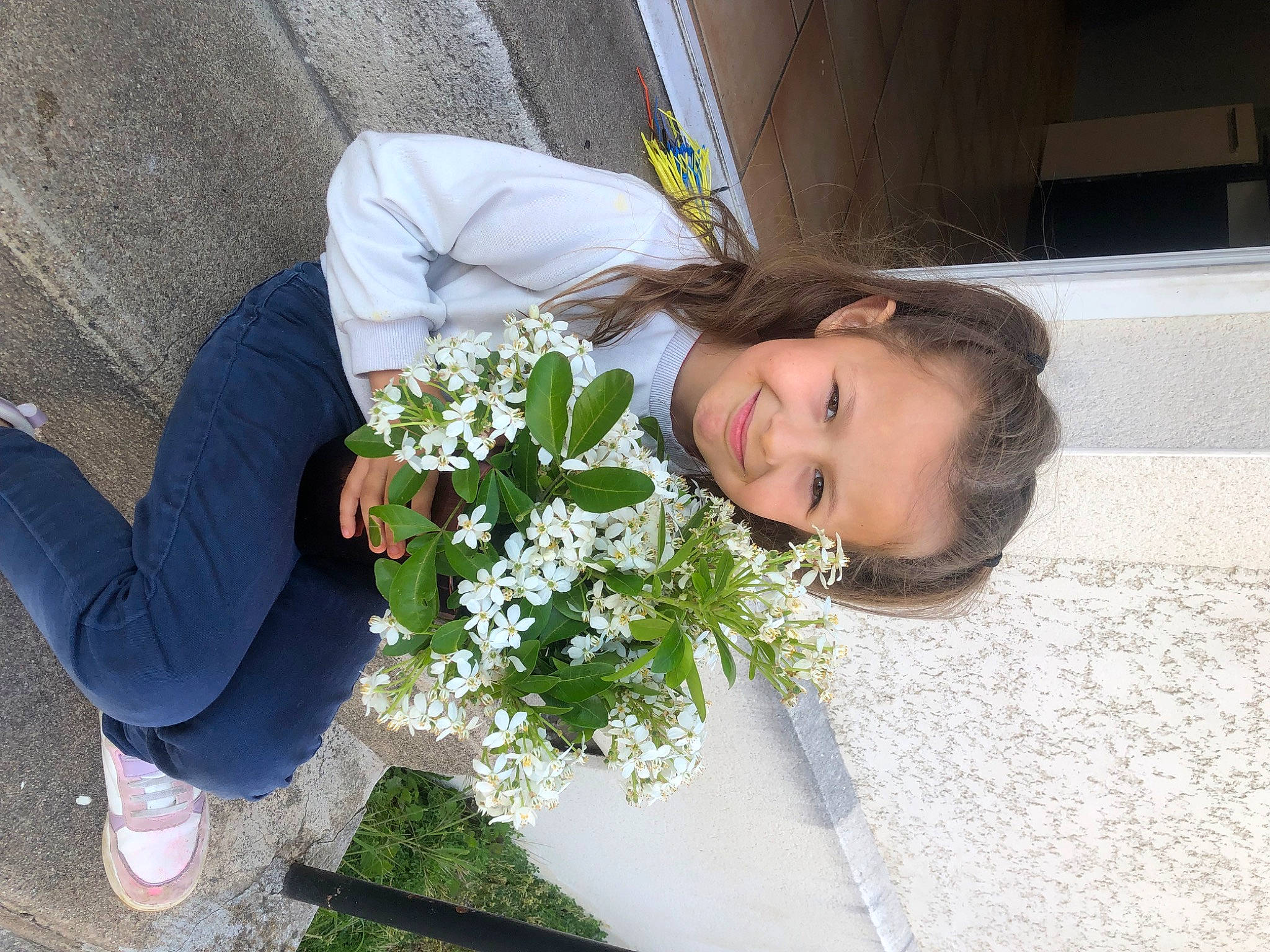 Ténéssia participe au concours pour gagner de l'argent avec cette photo : annual_plant, artificial_flower, bouquet, child, cut_flowers, event, floral_design, floristry, flower, flower_arranging, flowering_plant, fun, grass, hair, happy, joy, person, petal, plant, smile