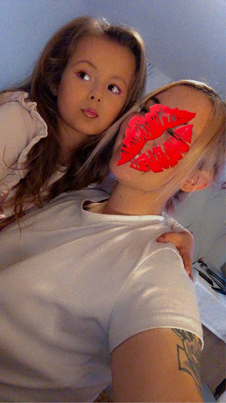 Ténéssia participe au concours pour gagner de l'argent avec cette photo : black_hair, chest, chin, elbow, eye, eyebrow, eyelash, face, flash_photography, hand, happy, head, joint, lip, mouth, neck, person, shoulder, skin, t_shirt