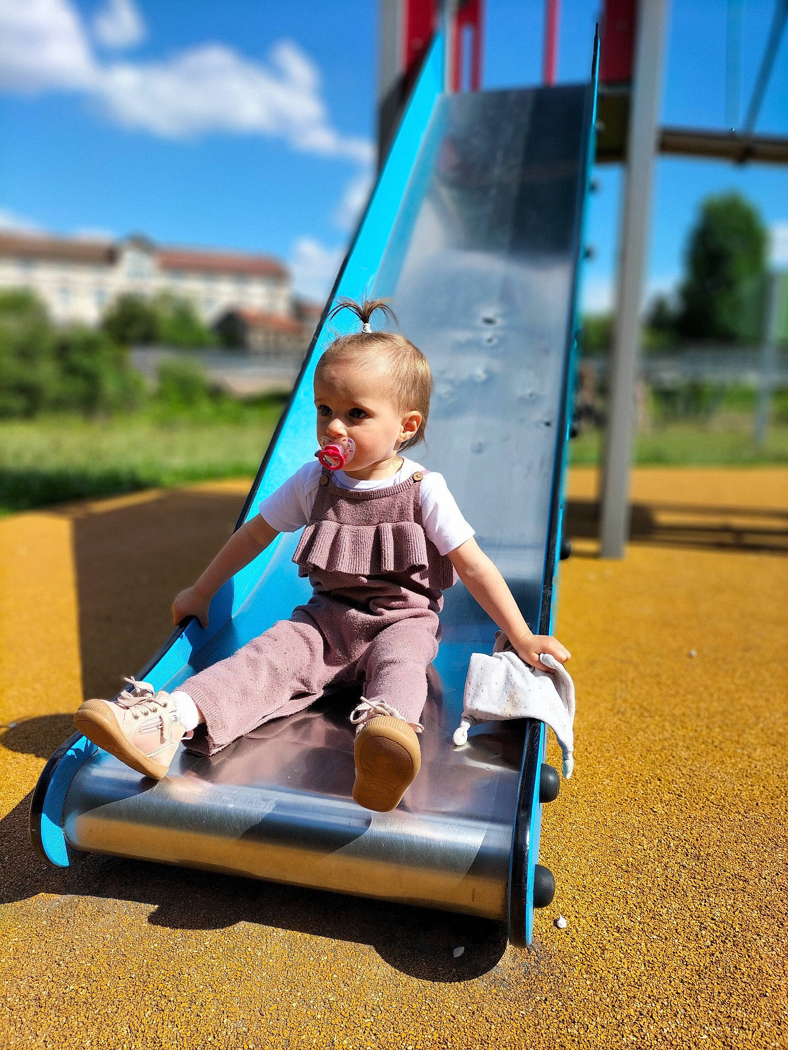 Abigaëlle a rejoint le concours — aidez-le/la à gagner de superbes lots ! city, electric_blue, fun, grass, landscape, leisure, motor_vehicle, outdoor_play_equipment, outdoor_recreation, person, plant, playground, playground_slide, recreation, sky, swing, toddler, toy, travel, tree