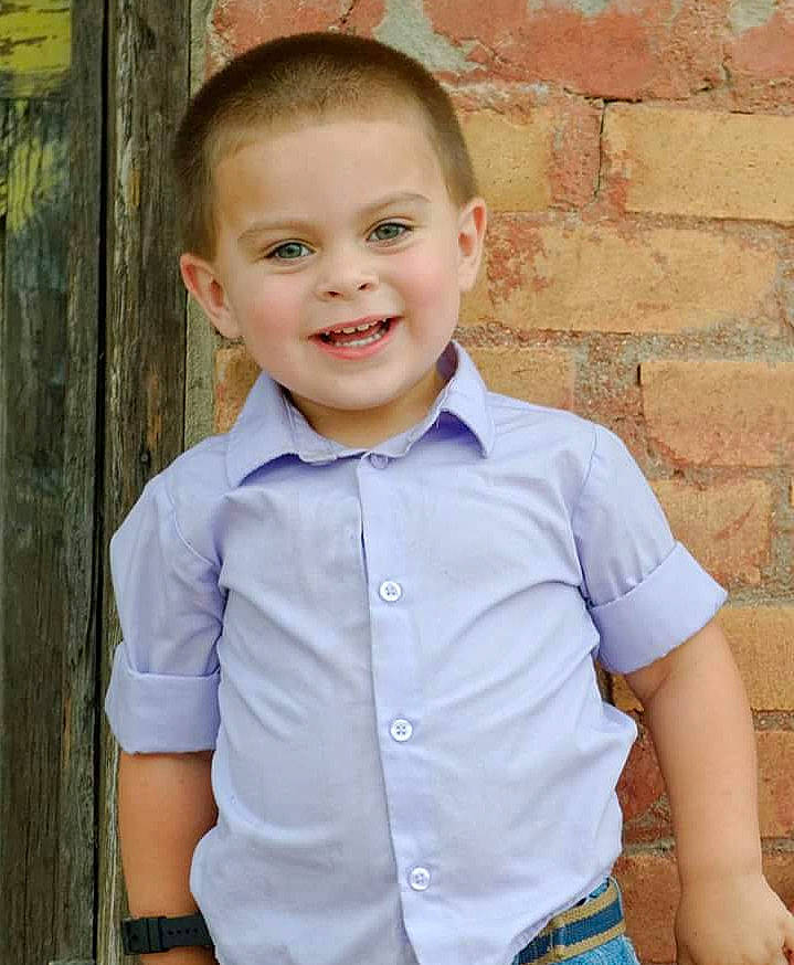 Ej is registered to the contest to win money with this photo: boy, child, child_model, dress_shirt, facial_expression, girl, joy, outerwear, pattern, plaid, portrait_photography, shirt, sleeve, smile, standing, t_shirt, toddler, trunk