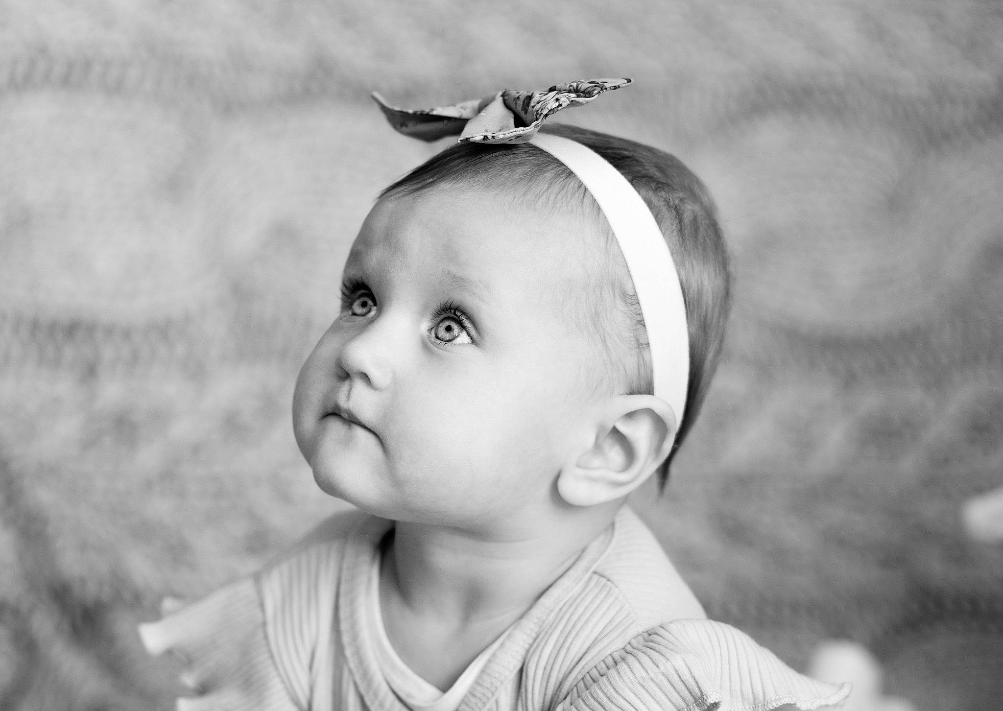 Nina participe au concours pour gagner de l'argent avec cette photo : arthropod, baby, black_and_white, butterfly, cool, eyebrow, eyelash, flash_photography, grass, happy, headgear, headpiece, insect, iris, monochrome, person, pollinator, style, toddler, vertebrate