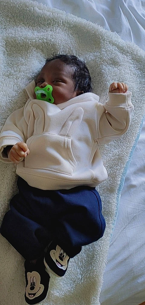 Kurt participe au concours pour gagner de l'argent avec cette photo : baby, baby_products, baby_sleeping, baby_toddler_clothing, bedtime, cheek, child, comfort, fur, happy, human_leg, knee, linens, nap, person, sitting, sleep, sleeve, thumb, toddler