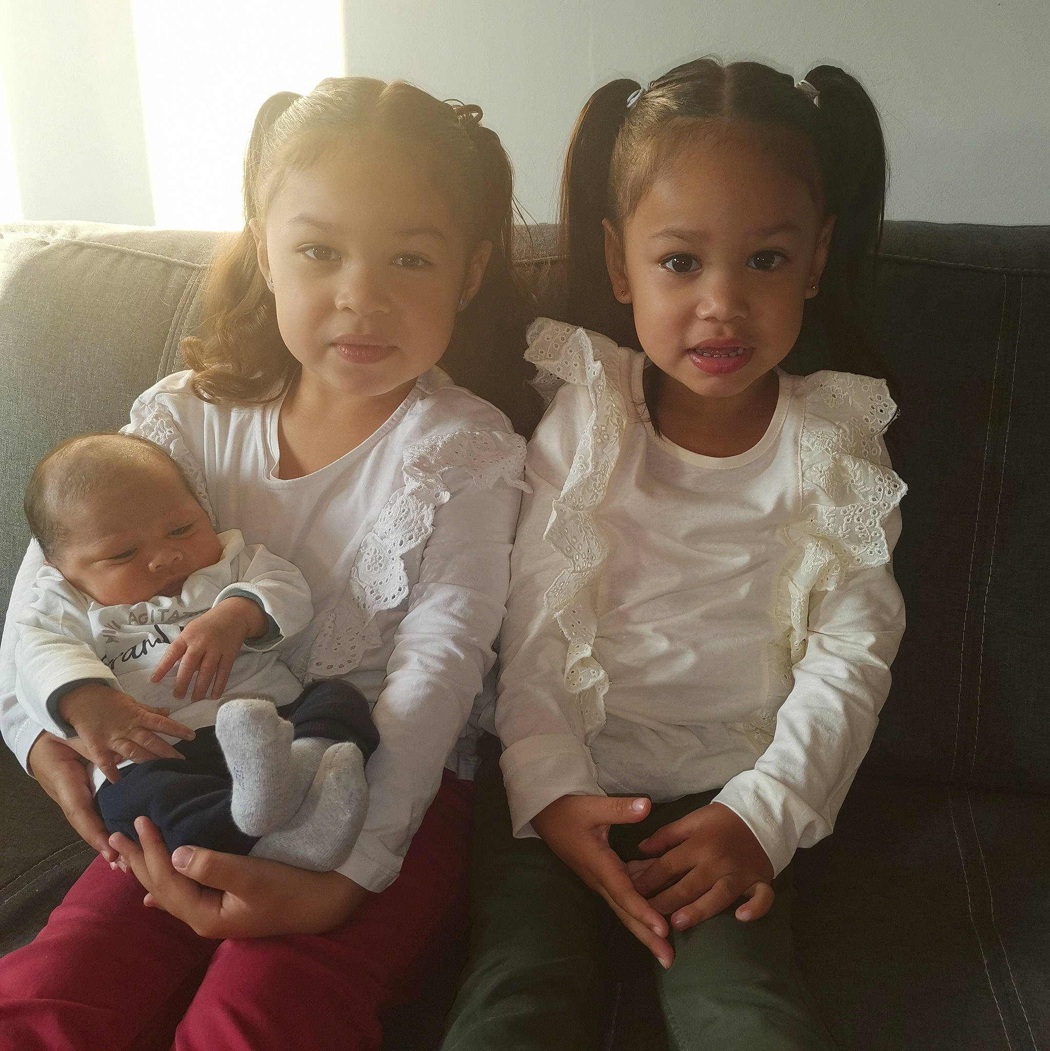 Léïa participe au concours pour gagner de l'argent avec cette photo : baby, baby_toddler_clothing, cheek, child, comfort, event, eye, finger, fun, gesture, hair, happy, head, iris, lap, people, person, sitting, skin, smile