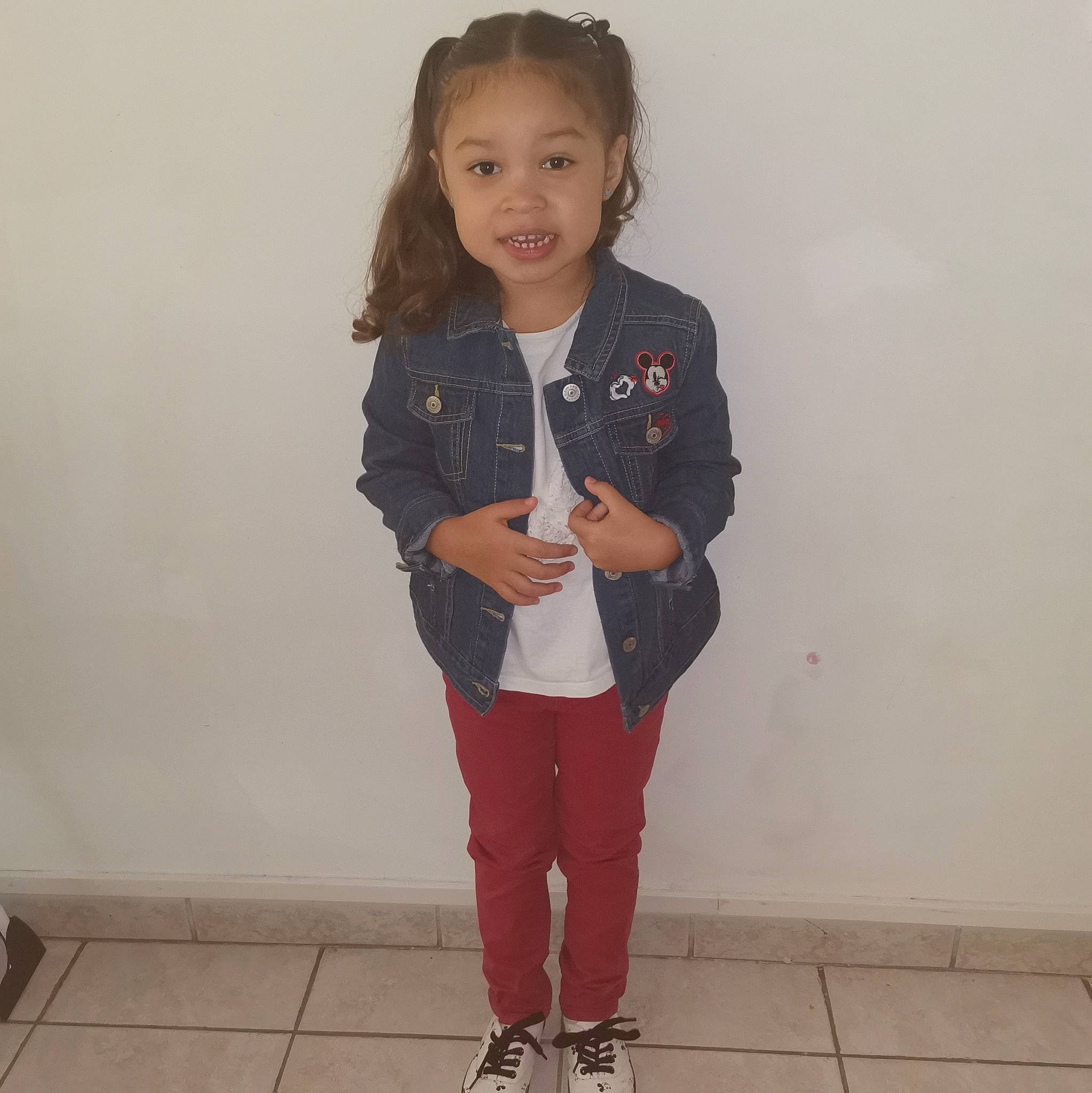 Léïa participe au concours pour gagner de l'argent avec cette photo : baby_toddler_clothing, blazer, collar, denim, face, flooring, gesture, hair, happy, knee, leg, neck, person, sleeve, smile, street_fashion, t_shirt, thigh, toddler, waist