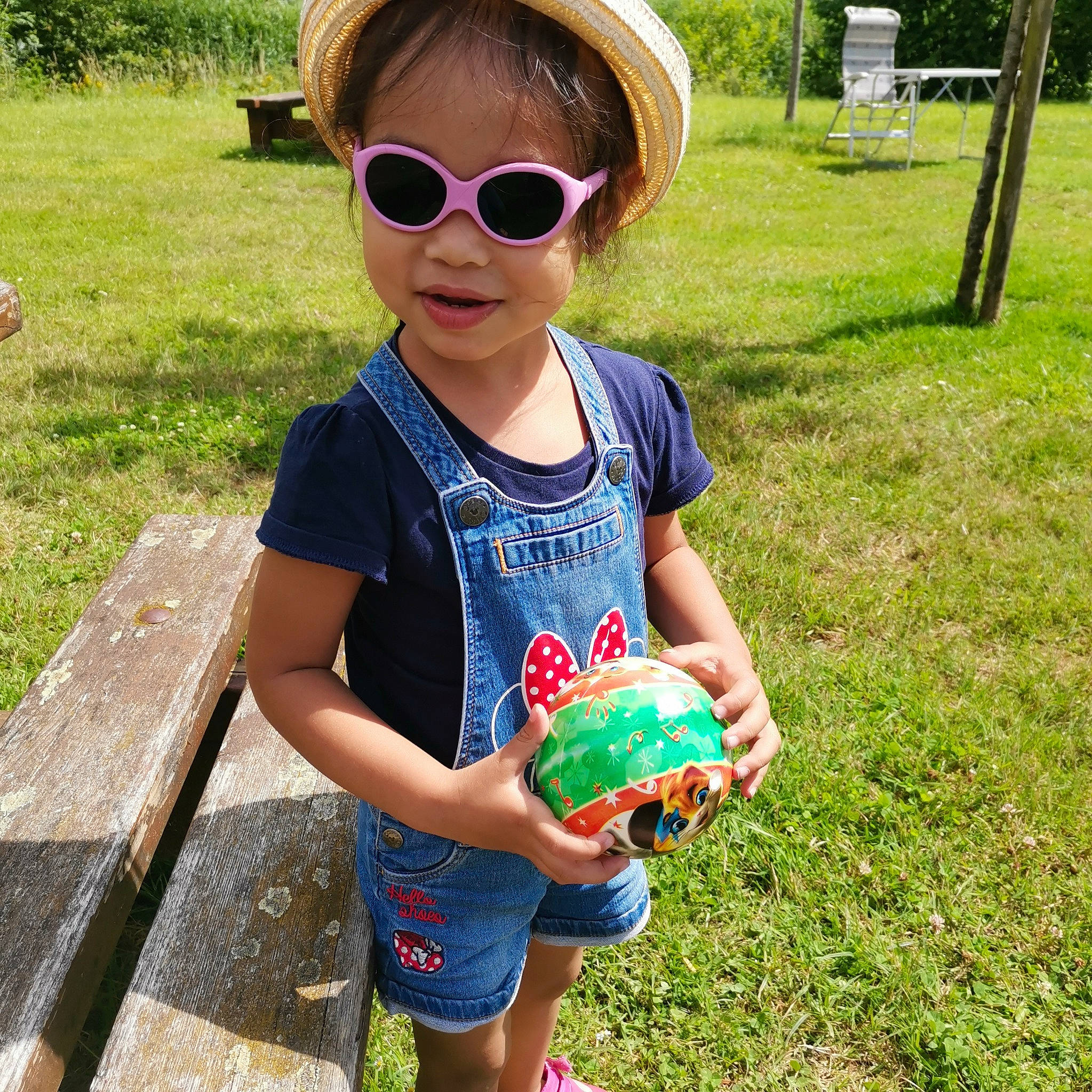 Naëlia participe au concours pour gagner de l'argent avec cette photo : baby_toddler_clothing, cool, eyewear, fun, glasses, goggles, grass, green, happy, hat, leisure, person, plant, shorts, sleeve, street_fashion, summer, sunglasses, t_shirt, toddler