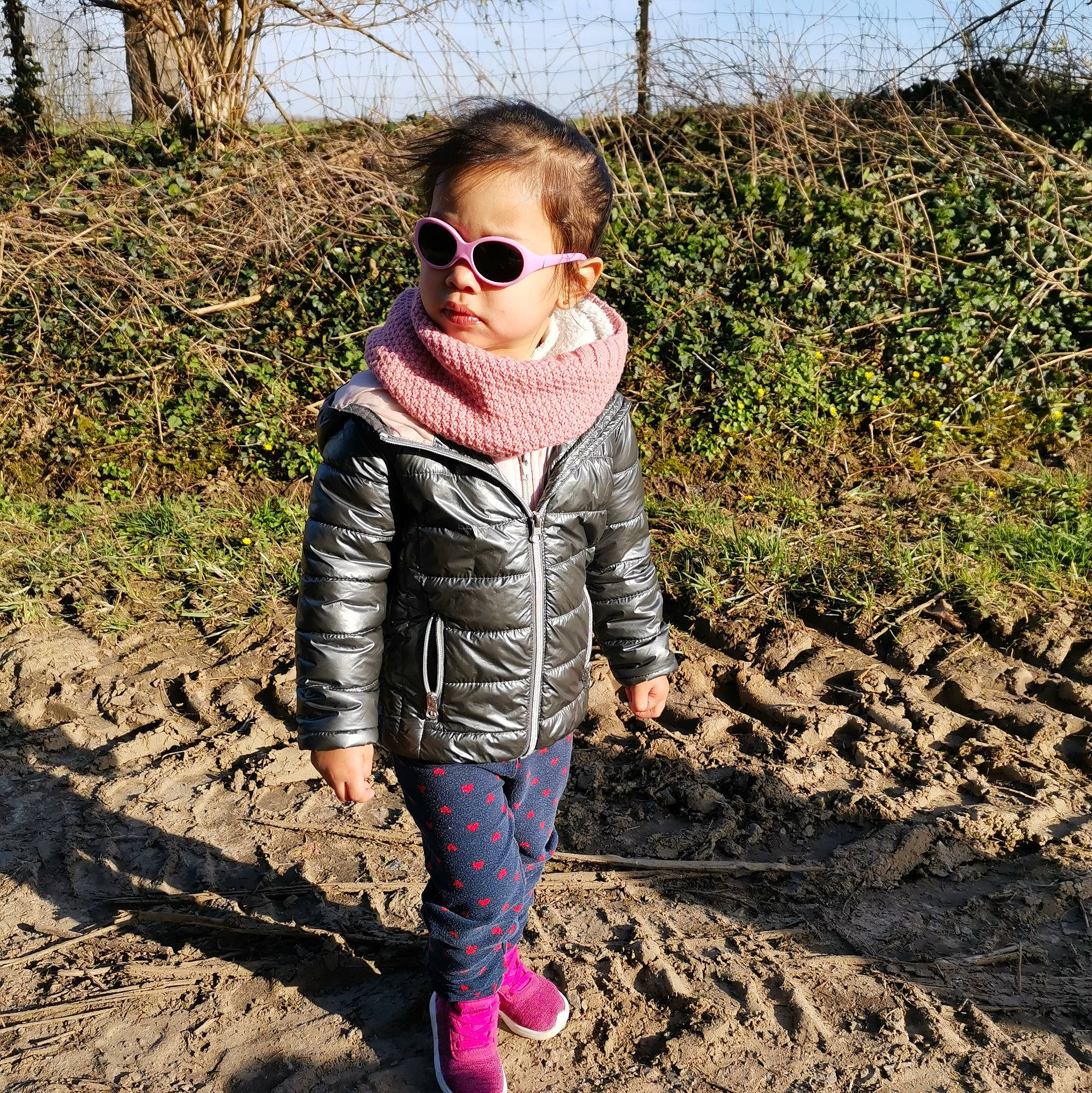 Naëlia participe au concours pour gagner de l'argent avec cette photo : boot, denim, eyewear, fashion_accessory, fun, grass, happy, jacket, outerwear, pattern, people_in_nature, person, plant, sleeve, soil, street_fashion, sunglasses, t_shirt, textile, vision_care