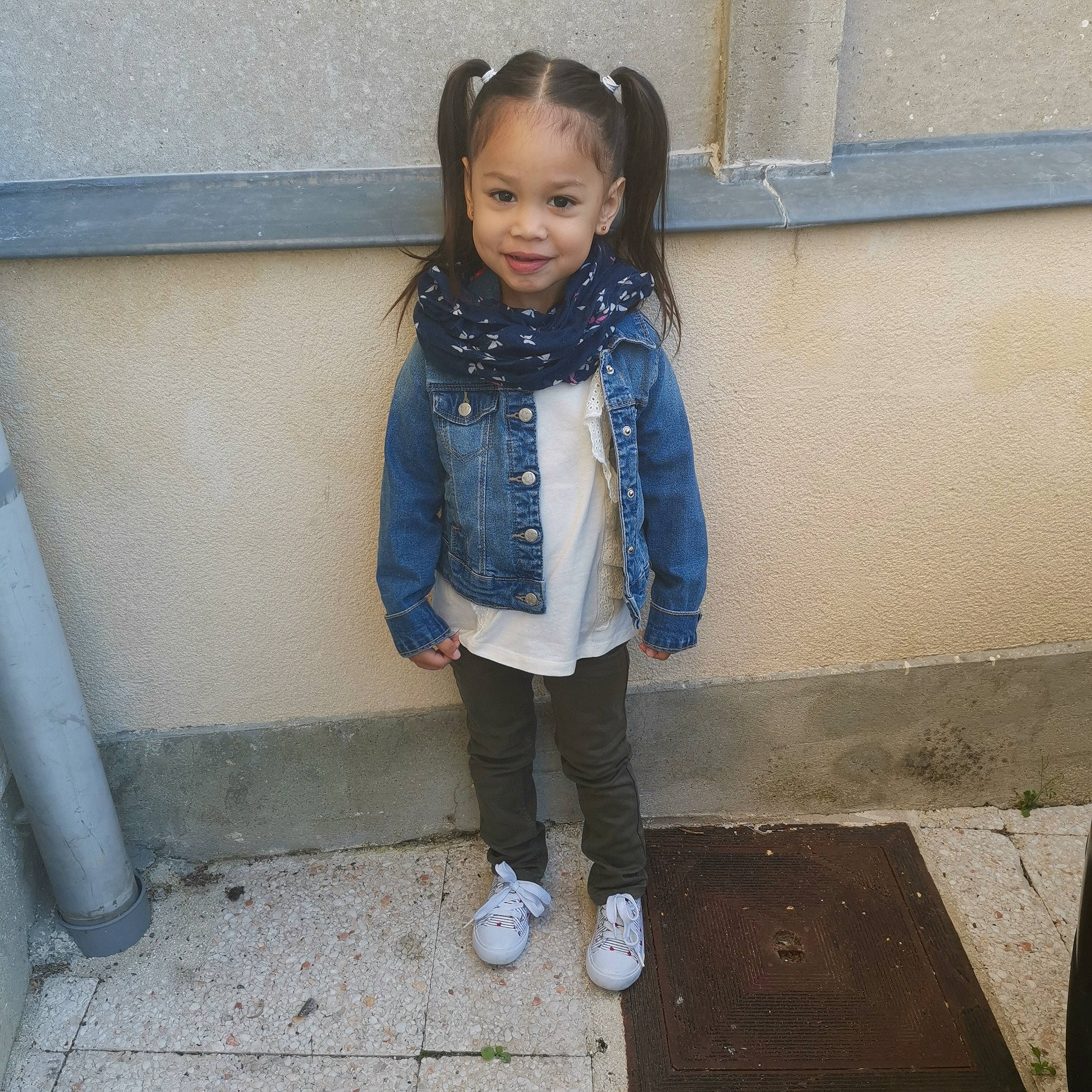 Naëlia a rejoint le concours — aidez-le/la à gagner de superbes lots ! baby_toddler_clothing, beauty, cool, denim, electric_blue, grey, hair, hairstyle, happy, human_leg, joy, outerwear, pattern, person, sleeve, smile, standing, street_fashion, thigh, toddler