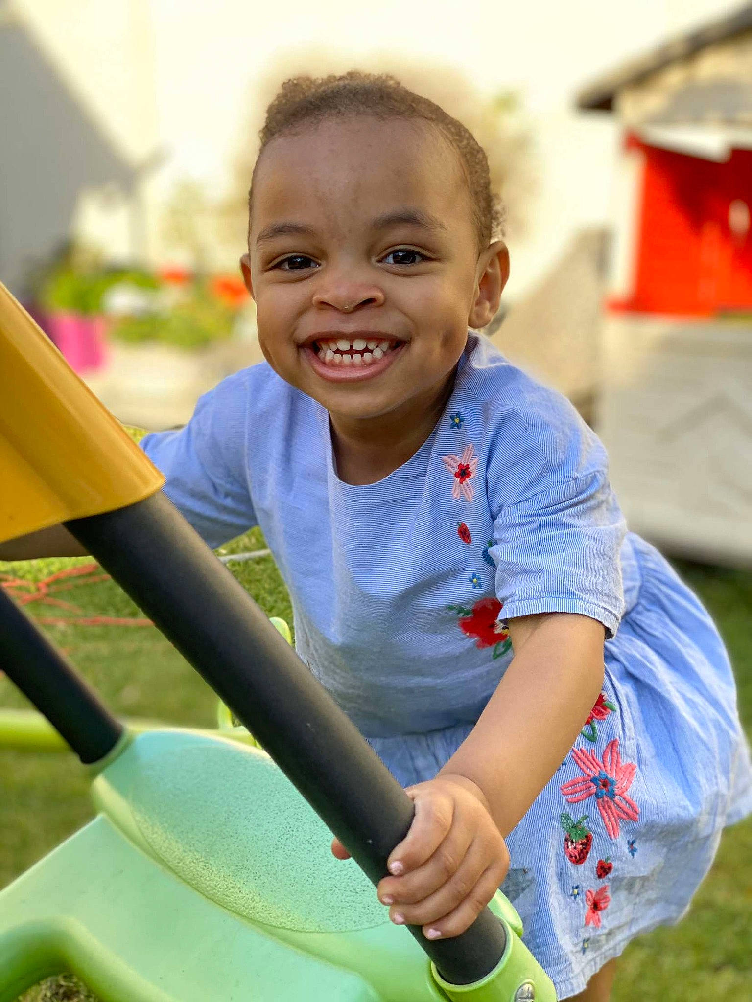 Ayana a rejoint le concours — aidez-le/la à gagner de superbes lots ! baby, child, facial_expression, fun, grass, happy, joy, leisure, person, play, playground, public_space, recreation, sitting, smile, toddler