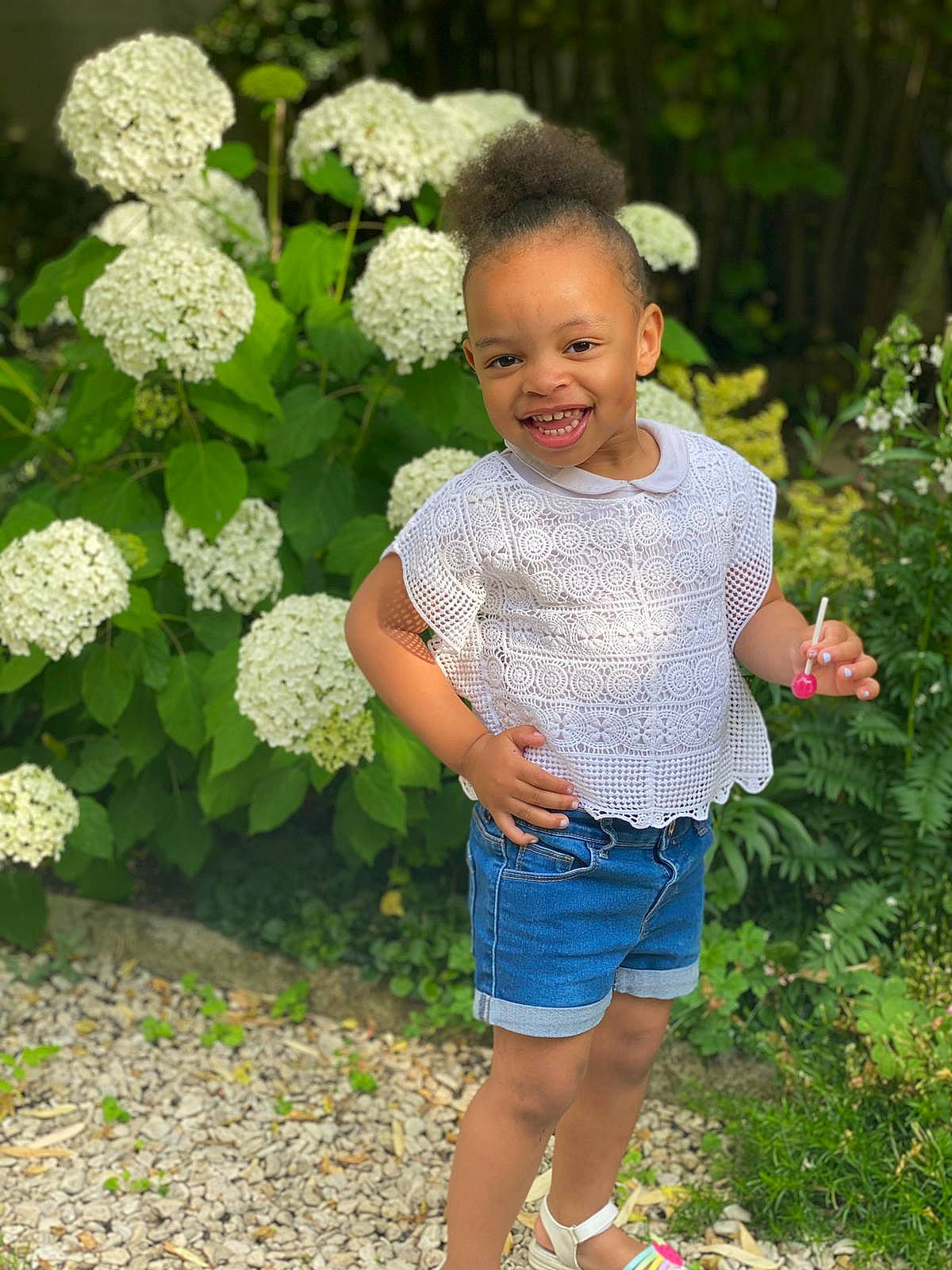 Ayana a rejoint le concours — aidez-le/la à gagner de superbes lots ! botany, child, cornales, flower, grass, hydrangea, hydrangeaceae, joy, person, plant, shorts, shrub, smile, summer, toddler