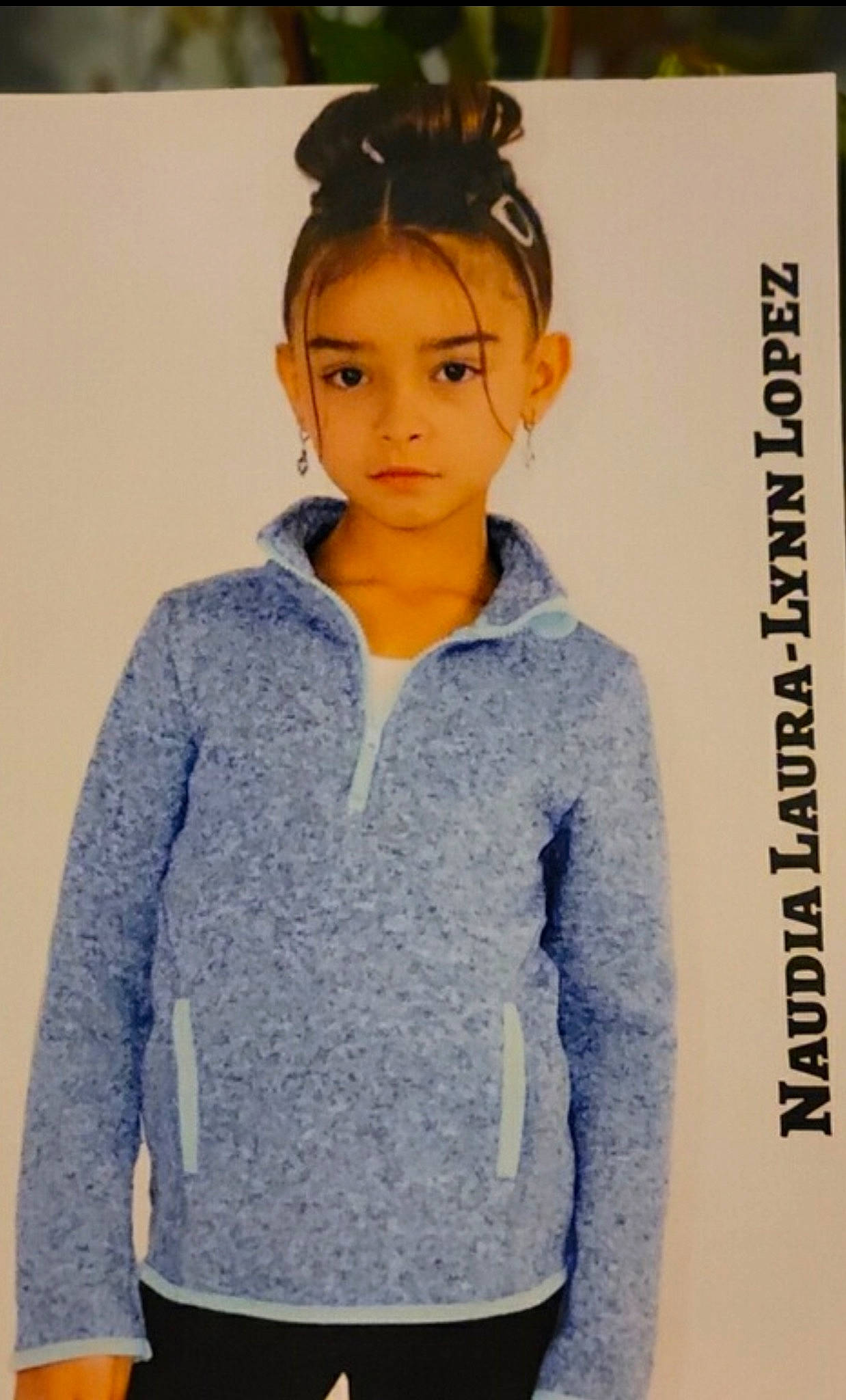 Naudia is registered to the contest to win money with this photo: beauty, black_hair, blazer, button, collar, denim, dress_shirt, electric_blue, fashion, fashion_accessory, fashion_design, forehead, neck, pattern, person, pocket, sleeve, street_fashion, t_shirt, waist