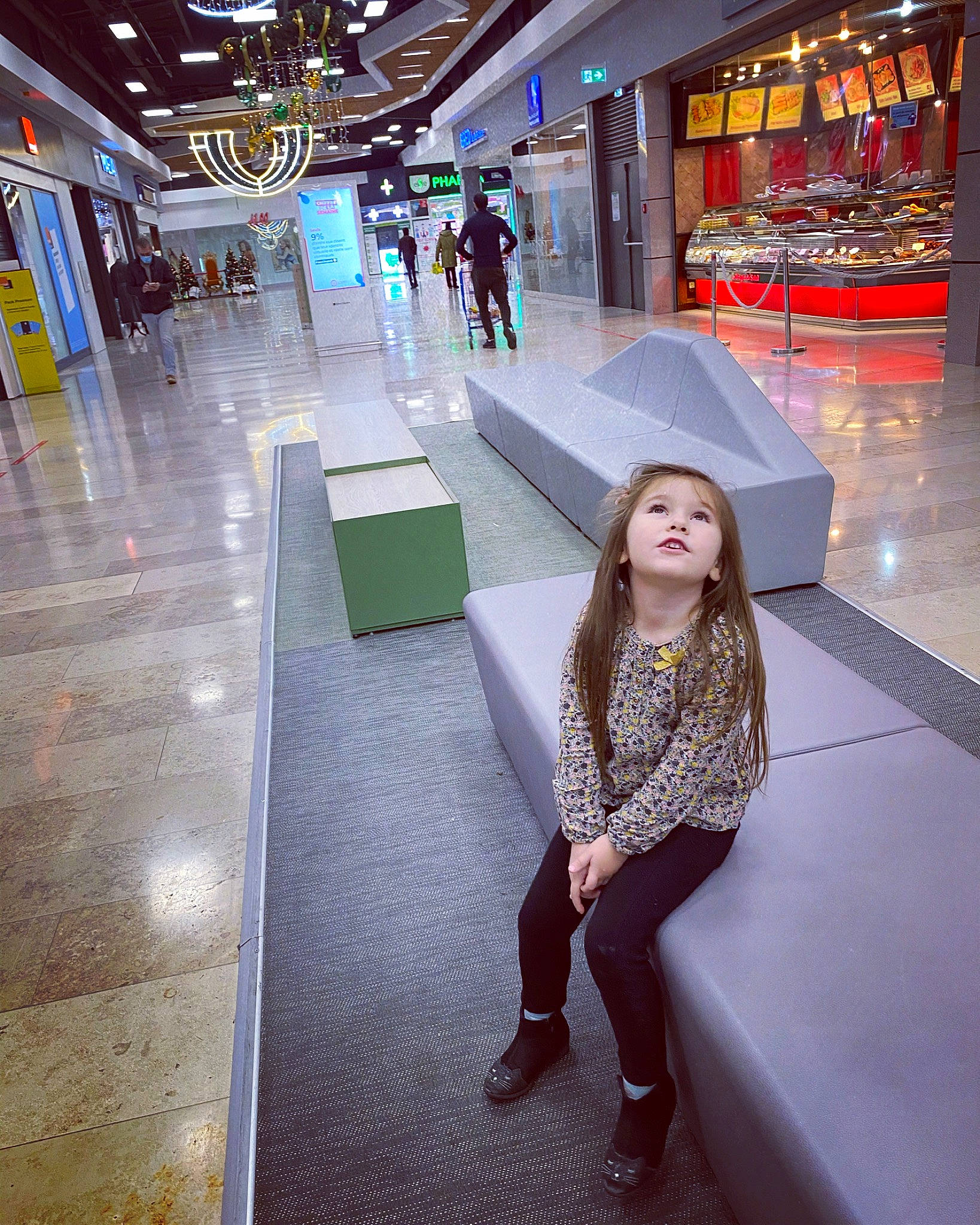 Cezara a rejoint le concours — aidez-le/la à gagner de superbes lots ! boot, business, commercial_building, customer, fashion, floor, flooring, leg, lobby, long_hair, person, photography, retail, service, shopping, shopping_mall, snapshot, standing, street_fashion, thigh