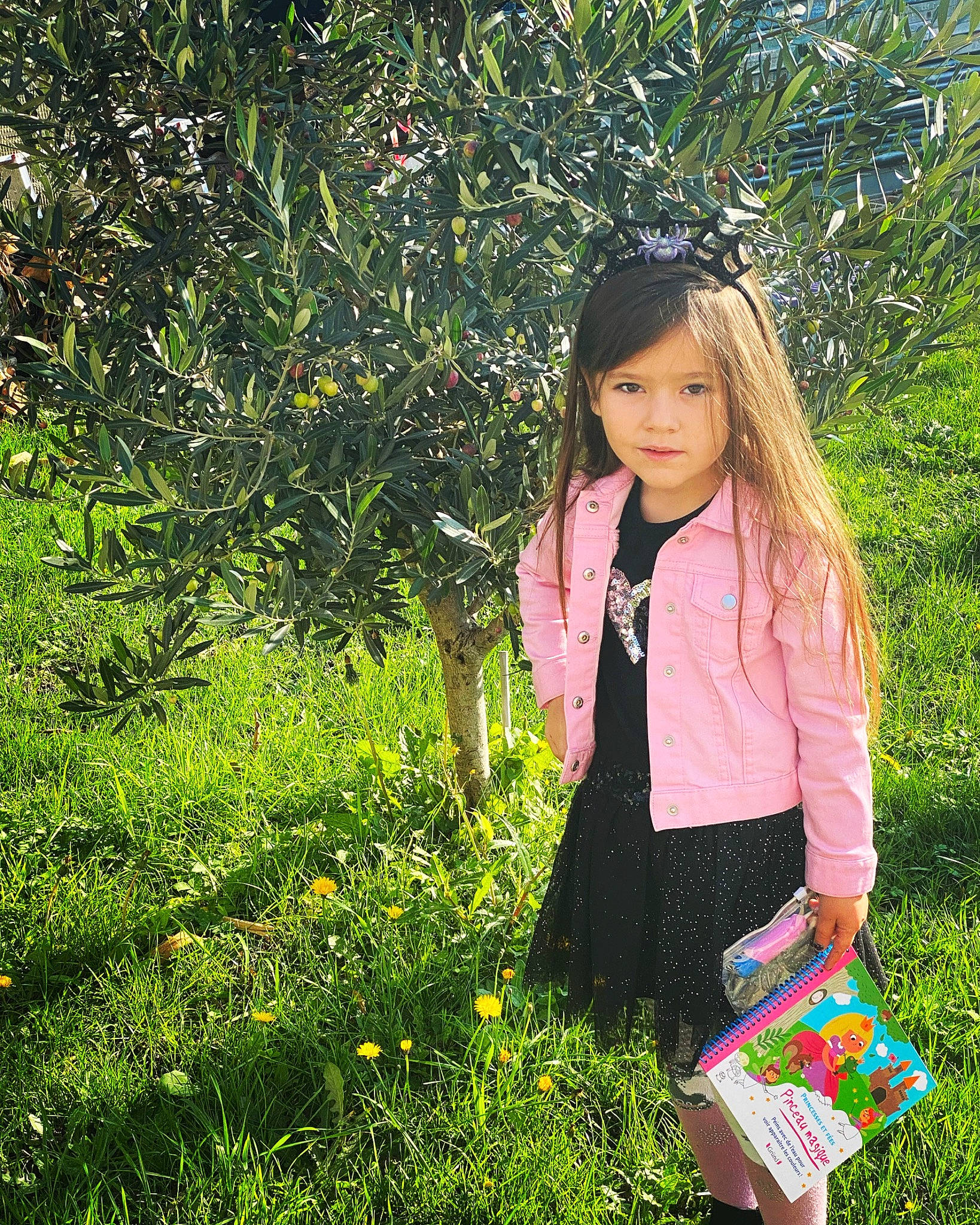 Cezara a rejoint le concours — aidez-le/la à gagner de superbes lots ! bag, bangs, child_model, day_dress, fashion_accessory, hime_cut, luggage_and_bags, pattern, people_in_nature, person, shoulder_bag, shrub, spring, street_fashion, wildflower