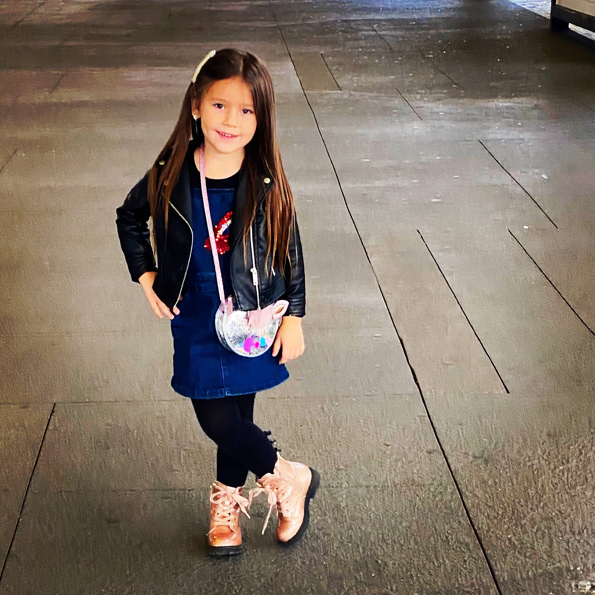 Cezara a rejoint le concours — aidez-le/la à gagner de superbes lots ! boot, child, child_model, cool, joy, long_hair, outerwear, person, sleeve, snapshot, street_fashion, toddler