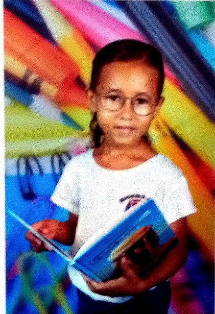 Kélhya a rejoint le concours — aidez-le/la à gagner de superbes lots ! adaptation, book, child, electric_blue, fun, happy, leisure, magenta, person, portrait_photography, publication, reading, room, sitting, smile, snapshot, t_shirt, visual_arts