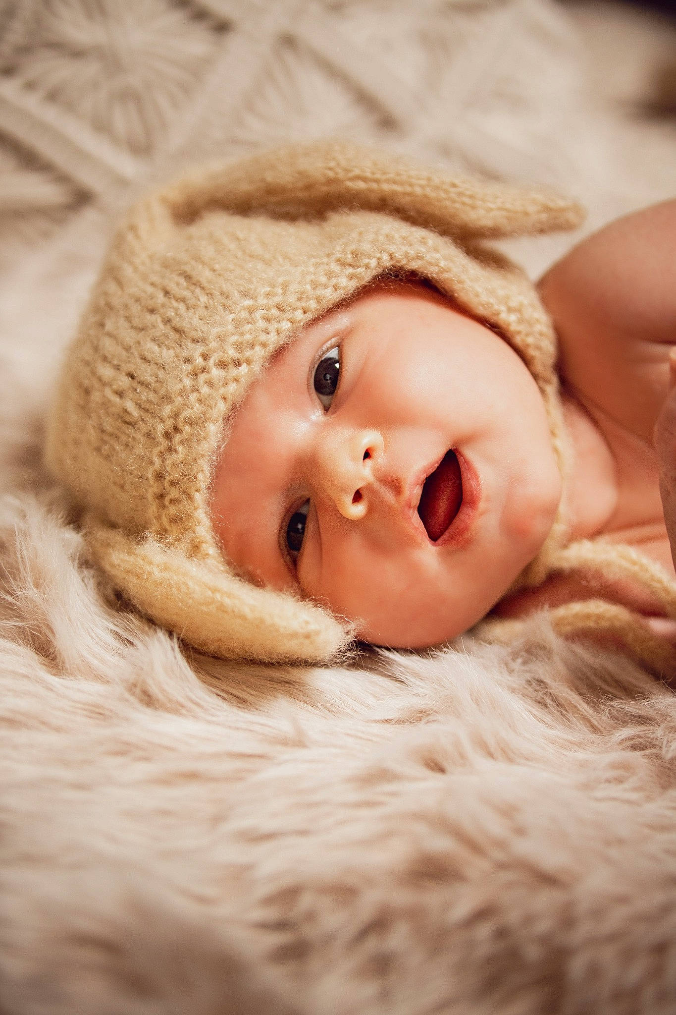 Hugo participe au concours pour gagner de l'argent avec cette photo : baby, cap, cheek, close_up, comfort, eye, eyelash, face, flash_photography, fur, fur_clothing, head, headgear, headwear, iris, linens, lip, nose, person, textile
