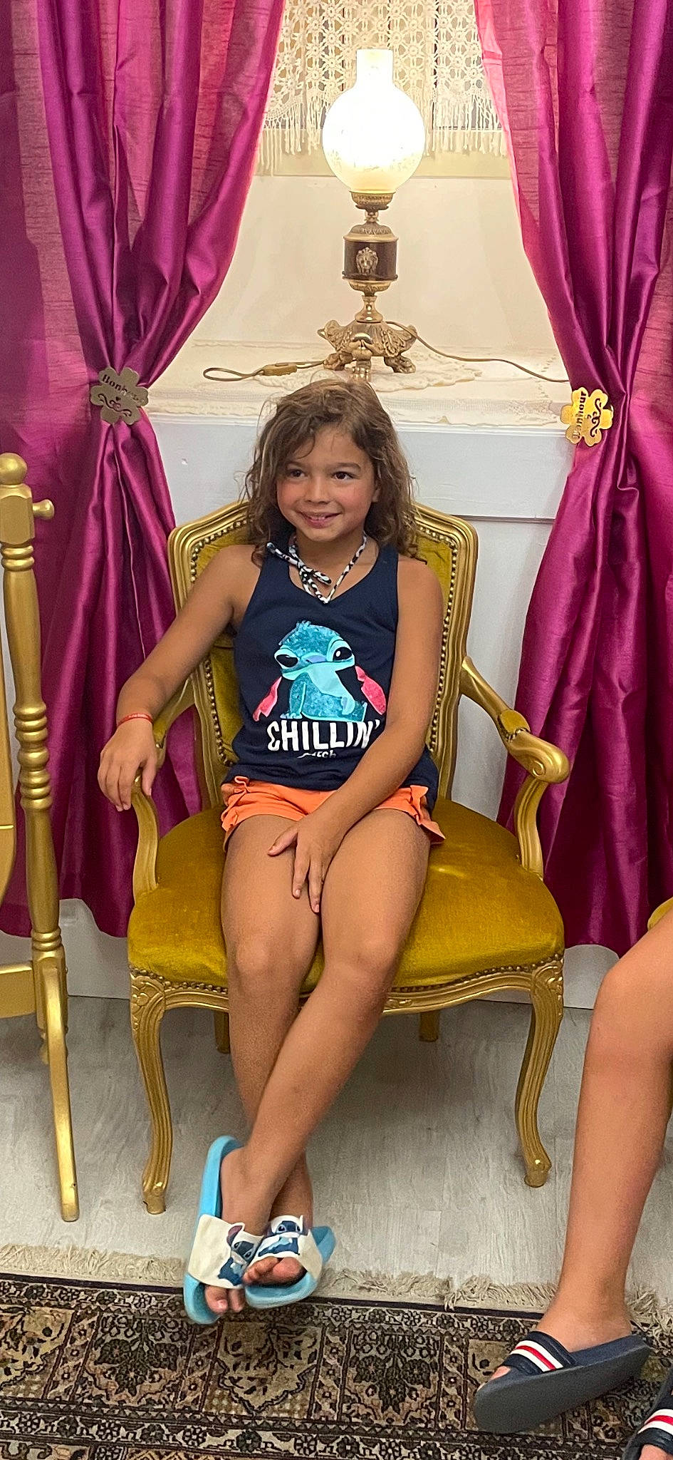 Louna a rejoint le concours — aidez-le/la à gagner de superbes lots ! arm, black_hair, curtain, fashion, fashion_design, fun, happy, joint, joy, knee, leg, leisure, magenta, neck, person, pink, purple, shoulder, skin, smile