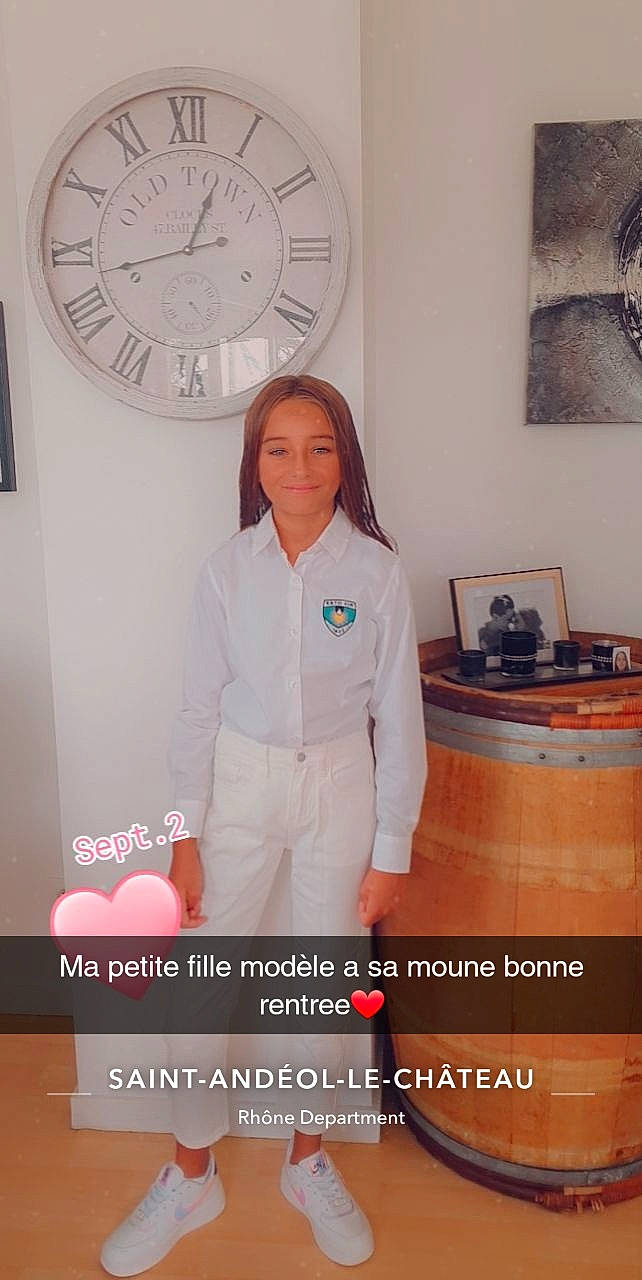 Chanel a rejoint le concours — aidez-le/la à gagner de superbes lots ! abdomen, advertising, clock, fashion_design, flooring, font, formal_wear, home_accessories, joint, joy, machine, person, picture_frame, product, quartz_clock, room, sleeve, sportswear, uniform, waist