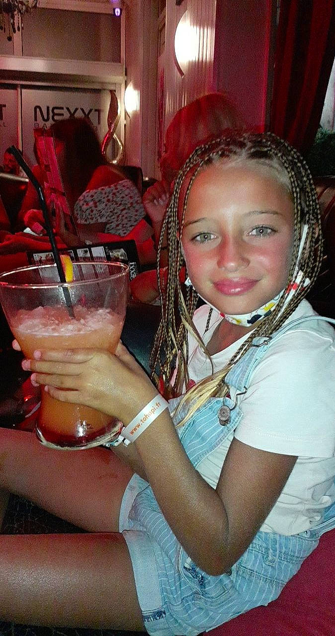 Chanel participe au concours pour gagner de l'argent avec cette photo : bangle, black_hair, bracelet, champagne_stemware, classic_cocktail, cocktail, drink, drinking, drinking_straw, drinkware, earrings, event, facial_expression, fun, glass, jewellery, joy, necklace, non_alcoholic_beverage, person