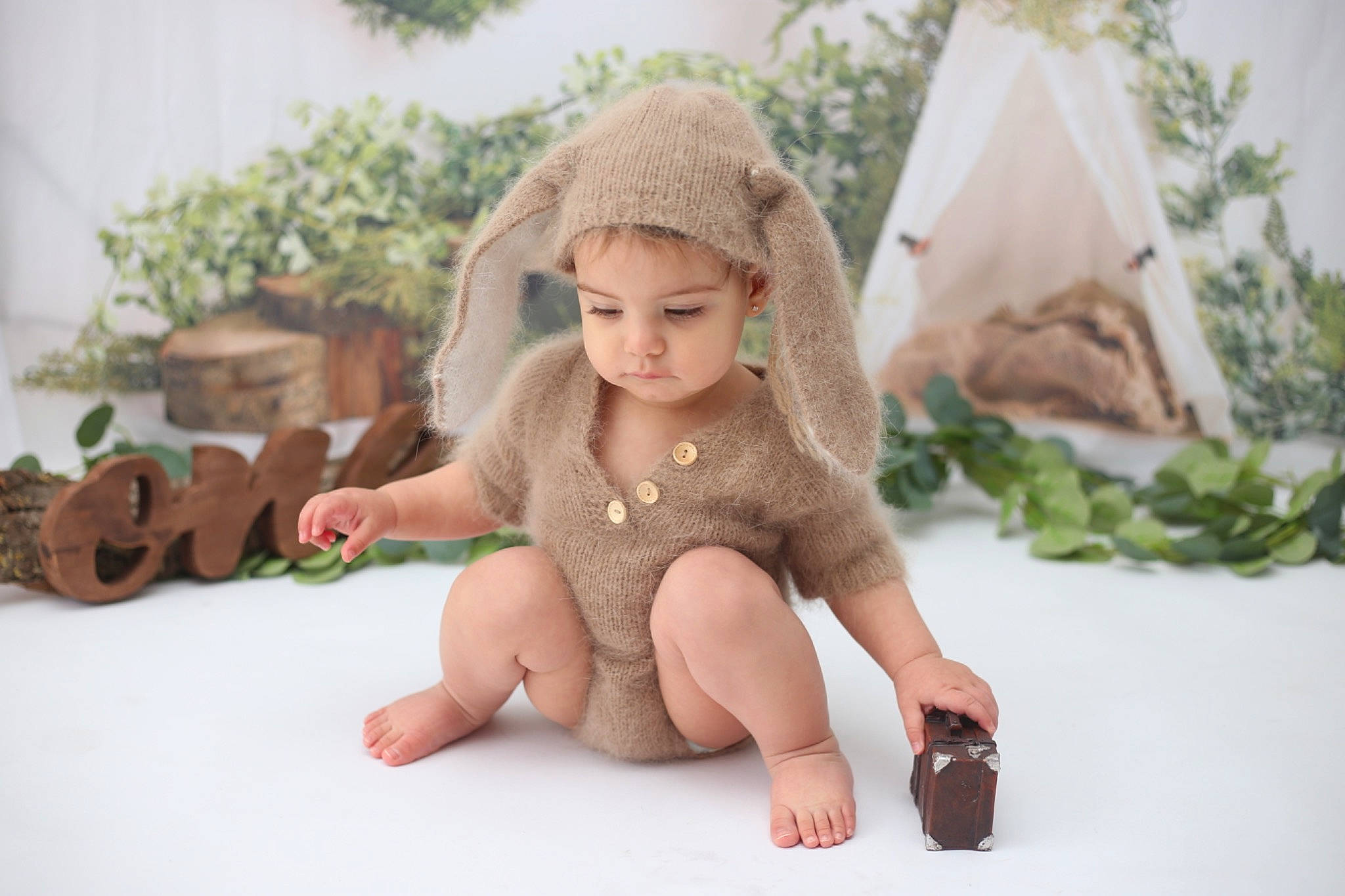 Anna a rejoint le concours — aidez-le/la à gagner de superbes lots ! barefoot, blond, brown_hair, child, doll, fashion_accessory, fawn, flooring, foot, grass, headwear, human_body, human_leg, jewellery, mammal, necklace, person, skin, tent, thigh