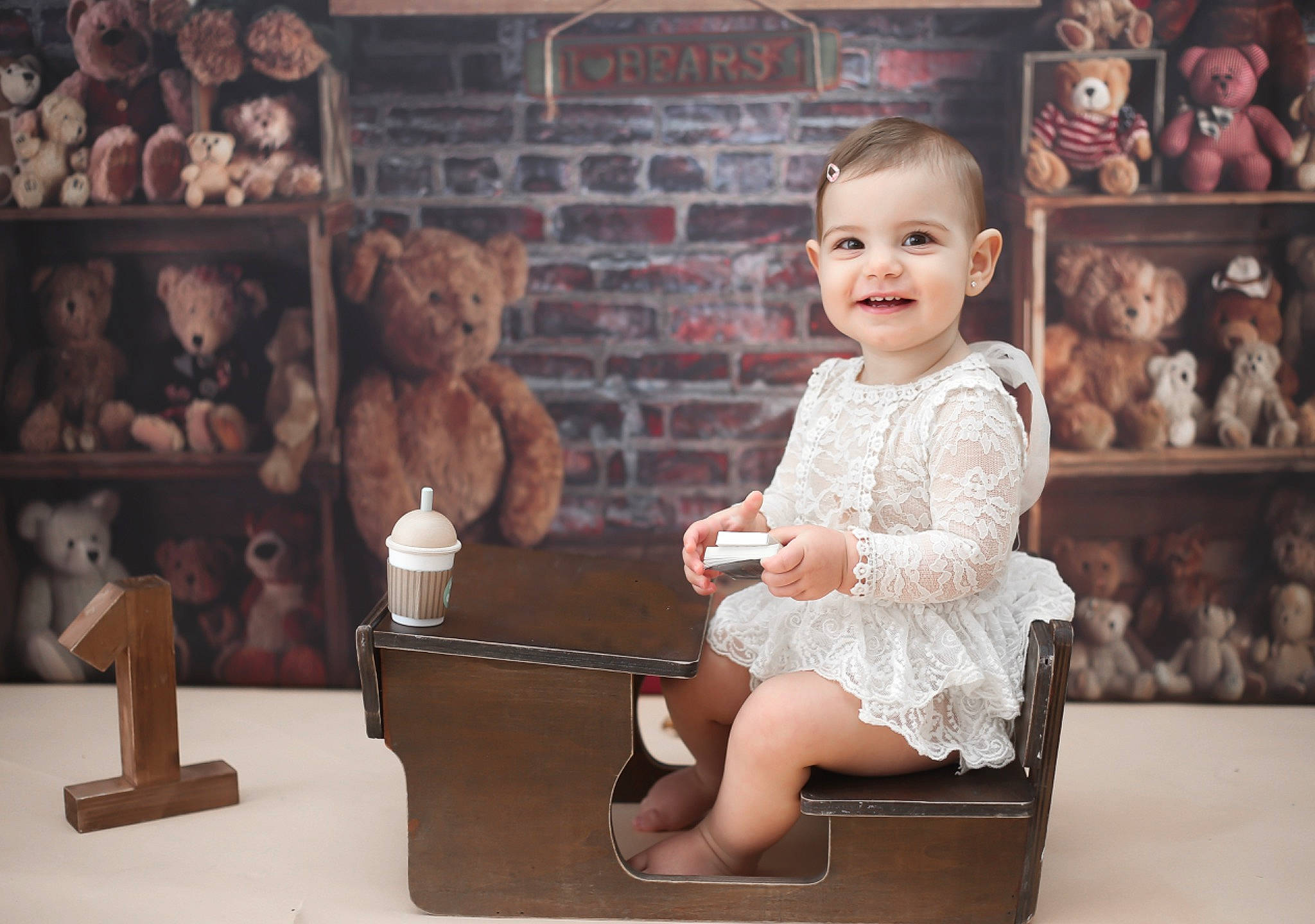 Anna a rejoint le concours — aidez-le/la à gagner de superbes lots ! baby, child, dress, fashion_design, flash_photography, fun, happy, human, joy, leg, person, picture_frame, room, shelf, shelving, sitting, skin, smile, toddler, toy