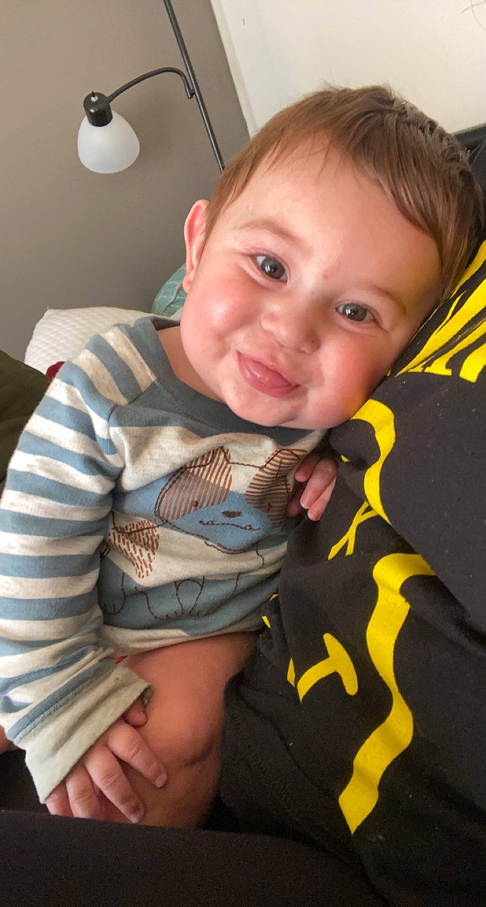 Leonidas is registered to the contest to win money with this photo: baby, baby_toddler_clothing, child, eye, face, finger, happy, head, human_body, iris, joy, lamp, neck, nose, person, skin, sleeve, smile, t_shirt, thumb