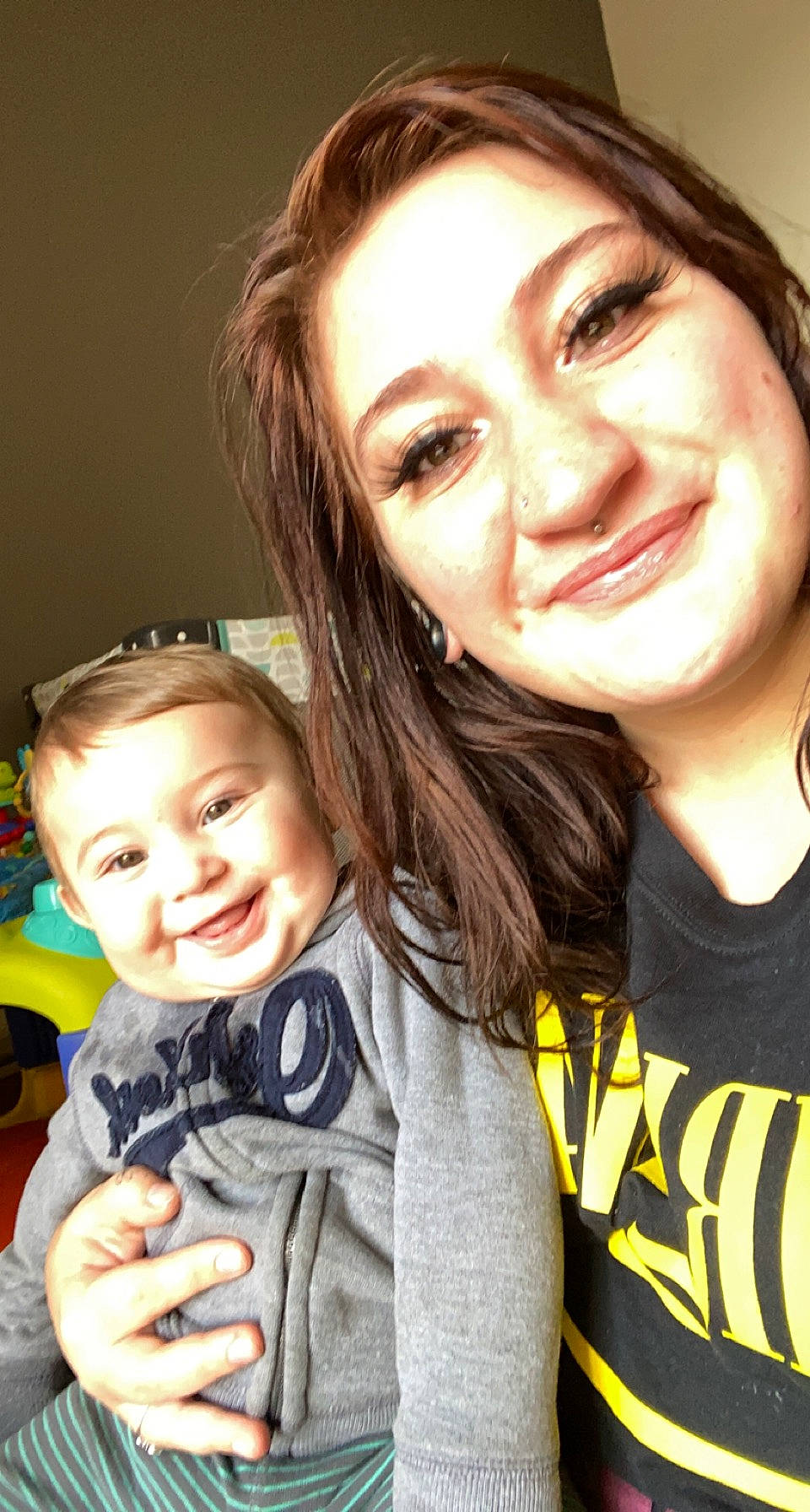 Leonidas is registered to the contest to win money with this photo: cheek, chin, eye, eyebrow, eyelash, face, facial_expression, flash_photography, hair, hand, happy, head, human, iris, joy, lip, mouth, nose, organ, person