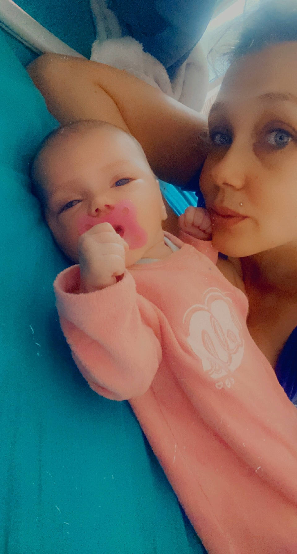 Lena participe au concours pour gagner de l'argent avec cette photo : abdomen, baby, cheek, chest, child, eyebrow, eyelash, finger, gesture, hand, happy, lip, mouth, nail, neck, nose, person, pink, skin, thumb