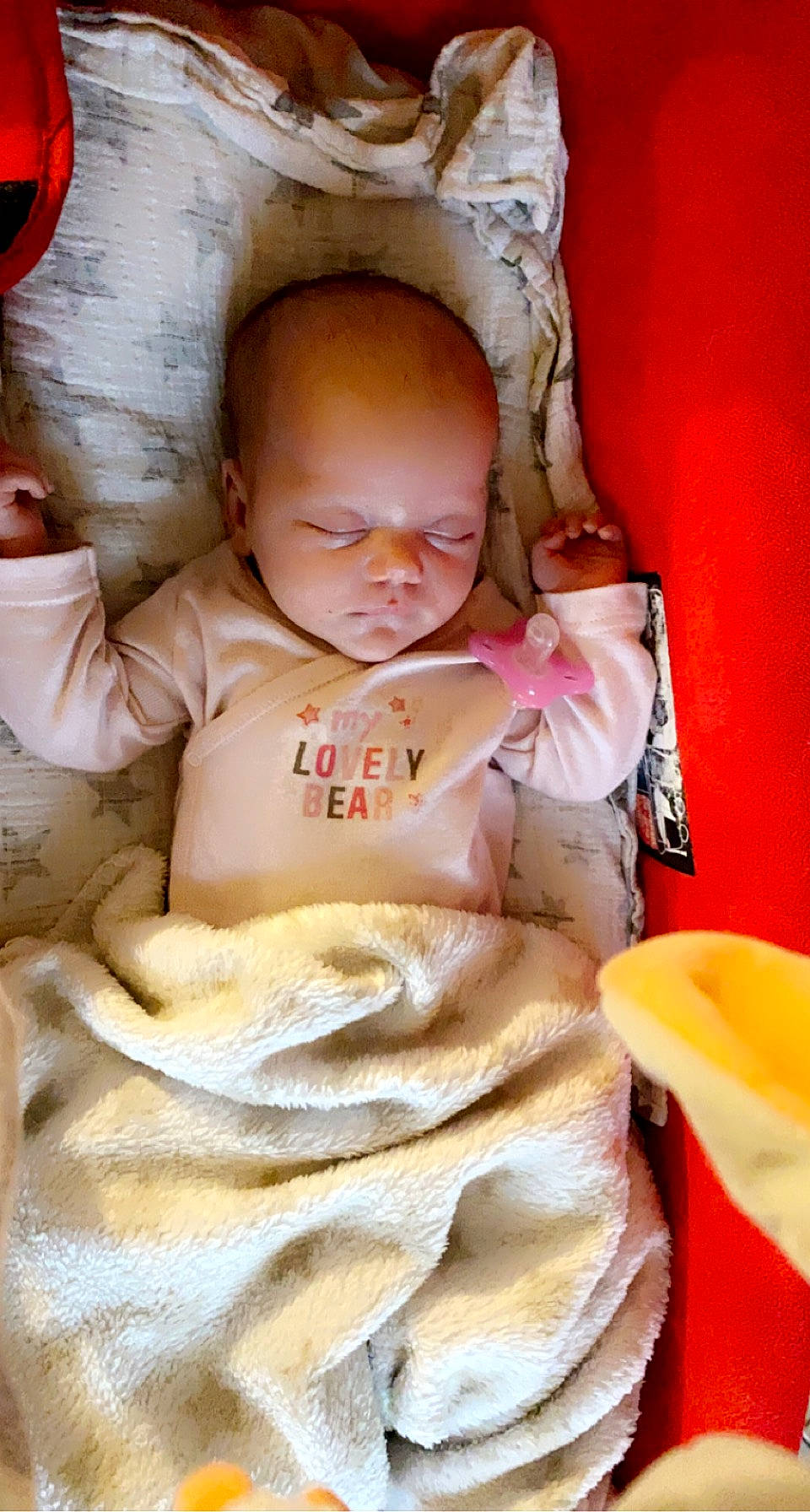 Lena a rejoint le concours — aidez-le/la à gagner de superbes lots ! baby, baby_toddler_clothing, cheek, chin, comfort, eye, finger, happy, head, human_body, iris, lip, mouth, neck, nose, person, pink, skin, sleeve, textile