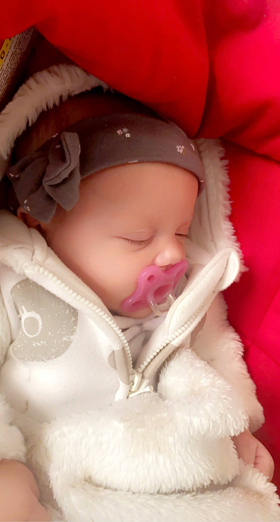 Lena participe au concours pour gagner de l'argent avec cette photo : baby, baby_sleeping, cap, cheek, comfort, ear, eye, eyebrow, eyelash, finger, gesture, hand, head, headgear, headwear, lip, mouth, nose, person, pink