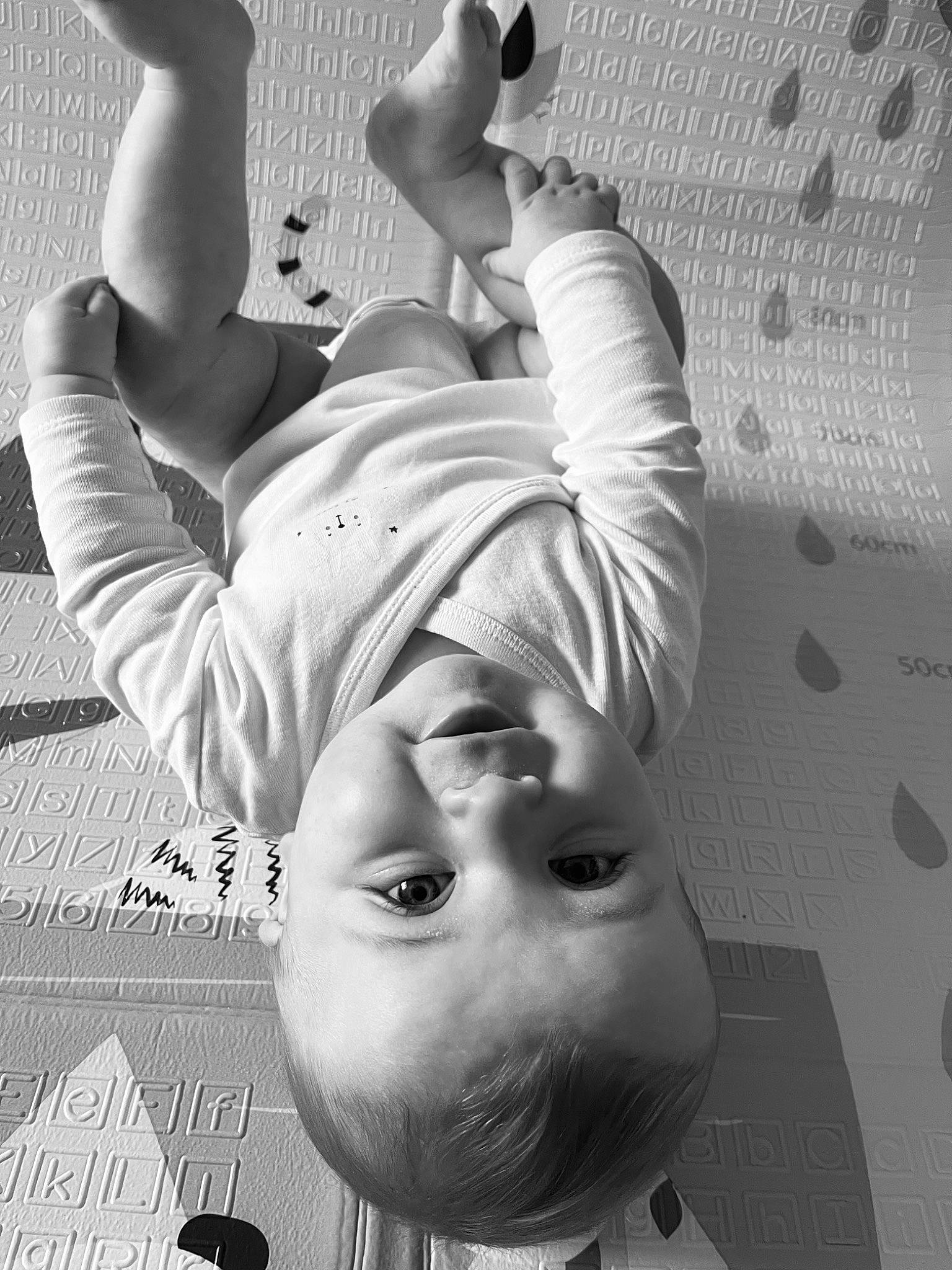 Gabin participe au concours pour gagner de l'argent avec cette photo : arm, black, black_and_white, elbow, finger, flash_photography, gesture, hand, happy, head, human, human_body, jaw, monochrome, monochrome_photography, mouth, person, photograph, style, toddler