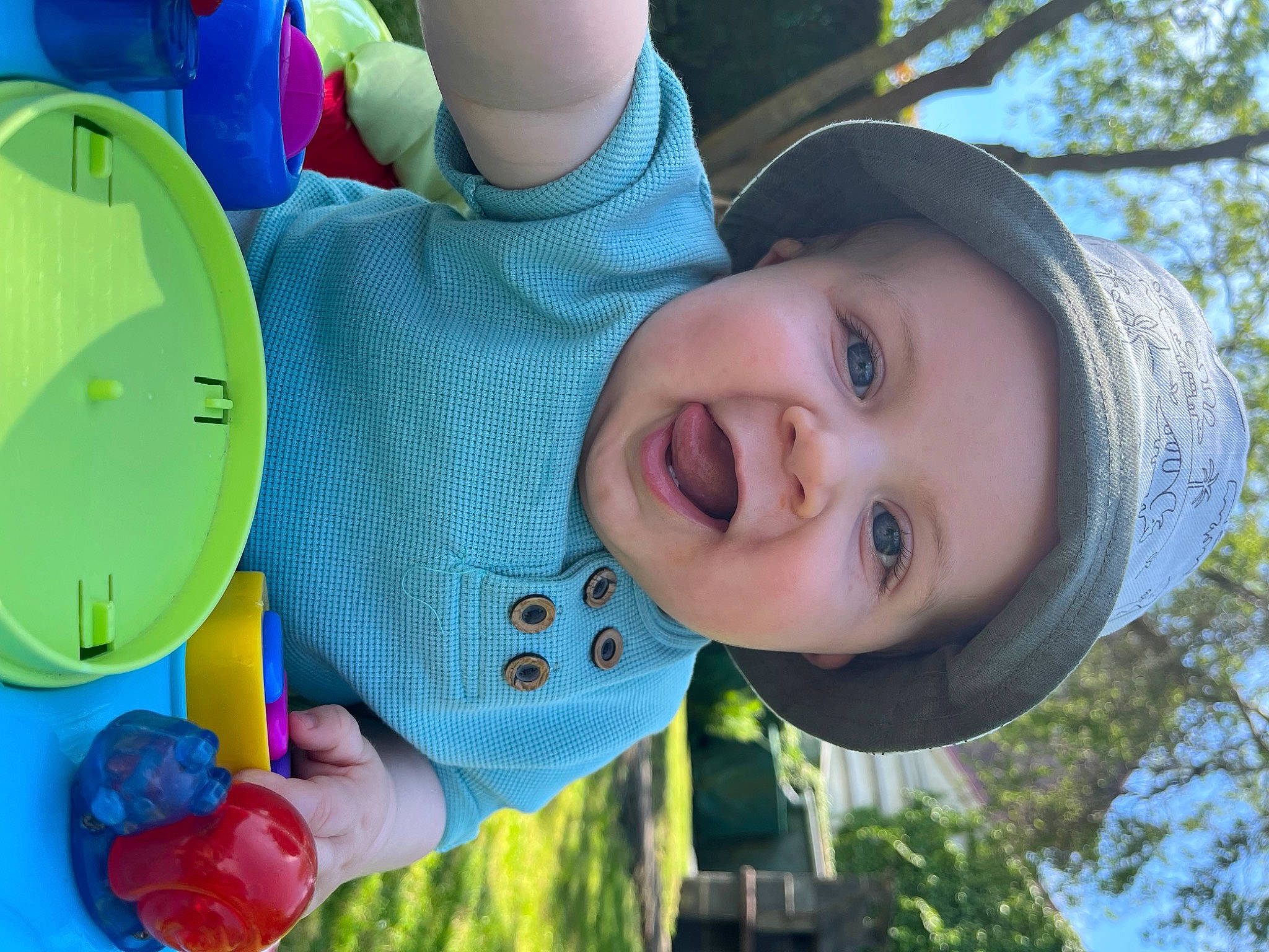 Gabin a rejoint le concours — aidez-le/la à gagner de superbes lots ! baby_toddler_clothing, child, facial_expression, fun, grass, green, happy, hat, headwear, leisure, mouth, nose, person, pink, plant, recreation, smile, summer, sun_hat, toddler