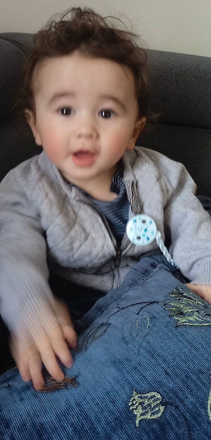 Ertugrul participe au concours pour gagner de l'argent avec cette photo : arm, baby_toddler_clothing, blue, cheek, chin, comfort, cool, eye, eyebrow, face, facial_expression, finger, head, iris, lip, nose, organ, person, skin, sleeve