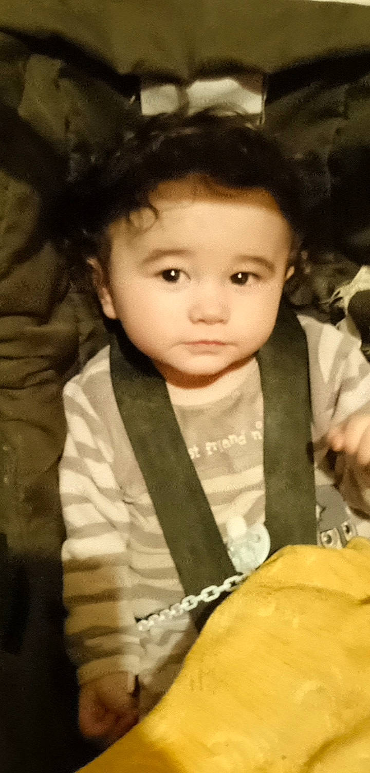 Ertugrul participe au concours pour gagner de l'argent avec cette photo : cheek, child, eyebrow, flash_photography, forehead, fun, gesture, hairstyle, happy, monochrome, monochrome_photography, nose, person, portrait, portrait_photography, sitting, skin, sleeve, smile, toddler