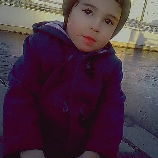 Murat participe au concours pour gagner de l'argent avec cette photo : cap, cheek, cool, headwear, hood, hoodie, jacket, person, polar_fleece, portrait, portrait_photography, sleeve, winter