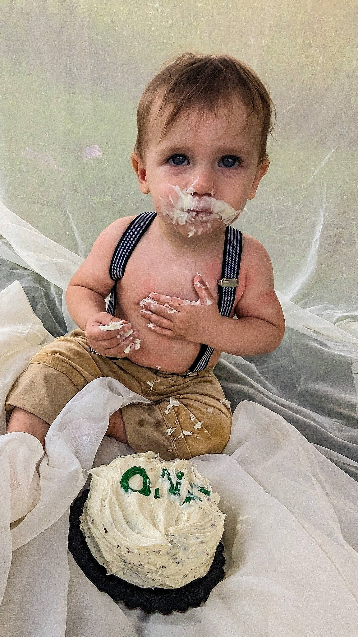 Killian is registered to the contest to win money with this photo: abdomen, arm, baby, baby_toddler_clothing, cake, cake_decorating, chest, child, eye, eyelash, happy, iris, jewellery, necklace, person, shoulder, sitting, sugar_cake, toddler, trunk