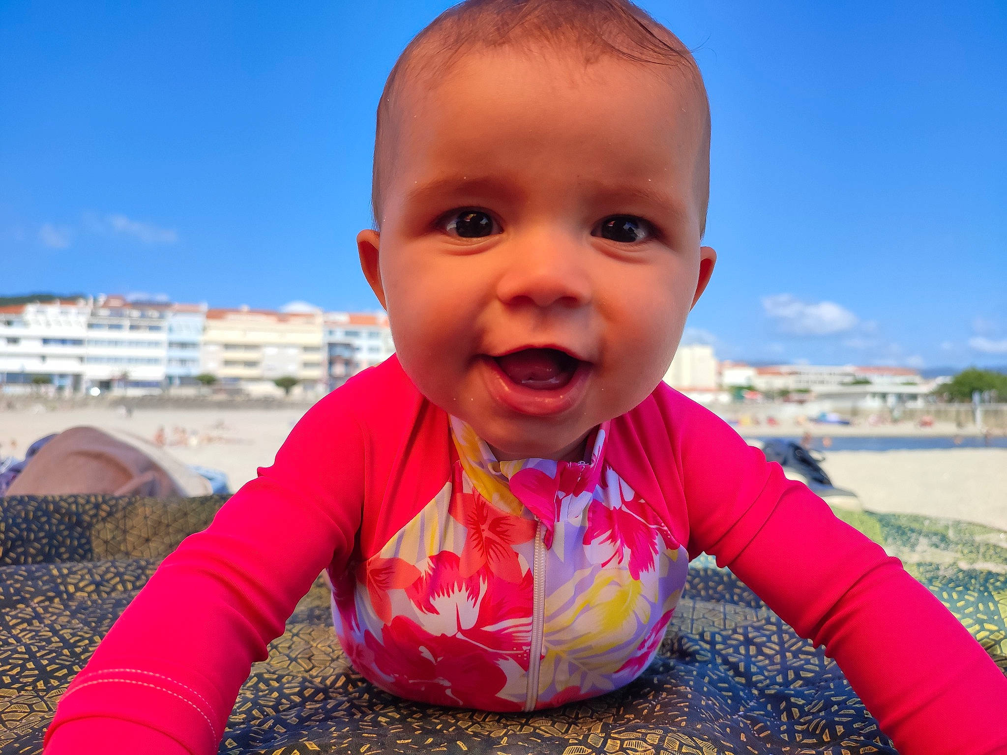 Lina-rose a rejoint le concours — aidez-le/la à gagner de superbes lots ! azure, baby_toddler_clothing, body_of_water, chin, cloud, facial_expression, fun, grass, happy, iris, leisure, lip, mouth, nose, people_in_nature, person, skin, sky, smile, toddler