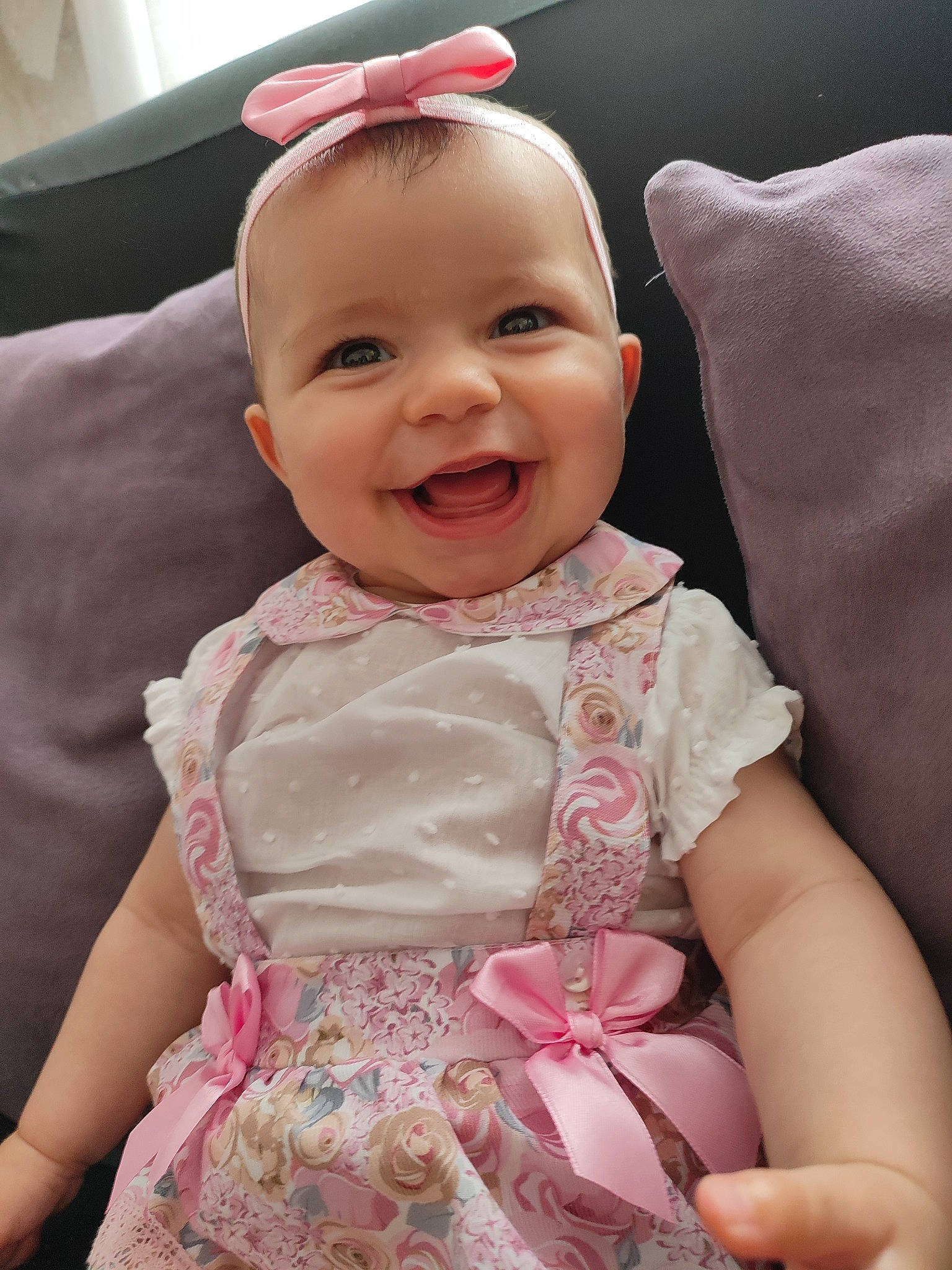 Lina-rose a rejoint le concours — aidez-le/la à gagner de superbes lots ! baby, baby_toddler_clothing, cheek, dress, eye, face, facial_expression, hairstyle, happy, head, headgear, iris, joy, person, pink, product, purple, skin, sleeve, smile
