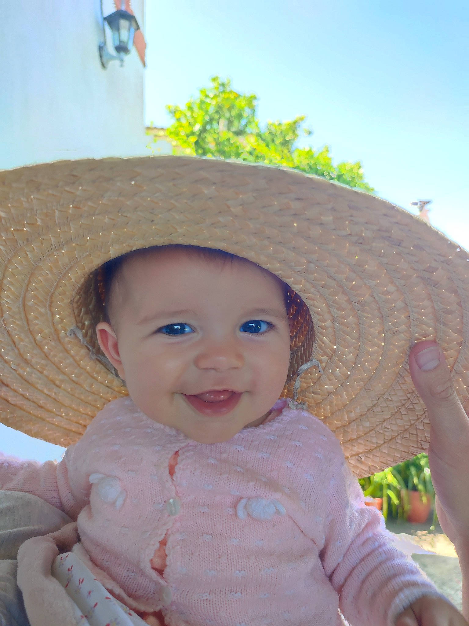 Lina-rose participe au concours pour gagner de l'argent avec cette photo : baby, baby_toddler_clothing, cap, child, costume_hat, eye, fashion_accessory, fun, grass, happy, hat, headwear, joy, leisure, person, pink, skin, sky, smile, sun_hat